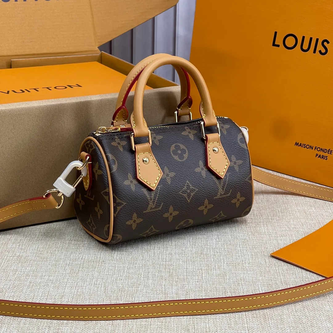 [Upgraded version] P420🐶Upgraded version. Real gold hardware.❣️M81085🐶Comes with complete packaging❣️NANO SPEEDY handbag The Nano Speedy handbag condenses the configuration of Louis Vuitton's classic Speedy handbag, with an exquisite design made of Monogram canvas, with distressed cow leather details and metal parts. The handles and removable and adjustable shoulder strap allow for a variety of styling possibilities. Dimensions: 16 x 10 x 7.5 cm