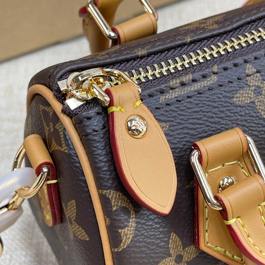 [Upgraded version] P420🐶Upgraded version. Real gold hardware.❣️M81085🐶Comes with complete packaging❣️NANO SPEEDY handbag The Nano Speedy handbag condenses the configuration of Louis Vuitton's classic Speedy handbag, with an exquisite design made of Monogram canvas, with distressed cow leather details and metal parts. The handles and removable and adjustable shoulder strap allow for a variety of styling possibilities. Dimensions: 16 x 10 x 7.5 cm