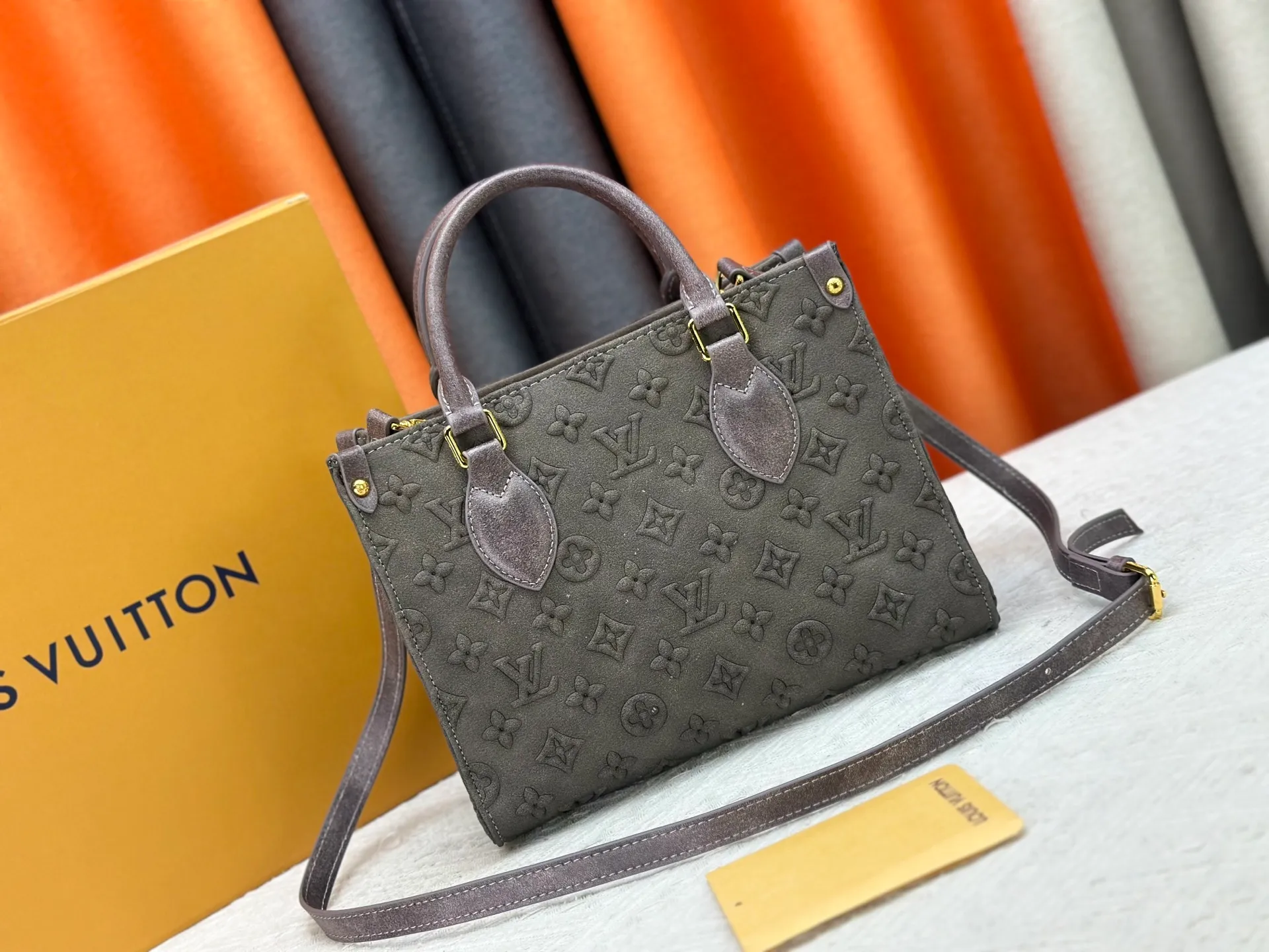 P320 M45659 M46373 Brown embossed Black embossed Gray embossed OnTheGo Small new version The legendary ONTHEGO handbag: made of washed LV Blason denim, with deep tones to enhance the gradient effect of the LV letters, showing Pharrell Williams' creative ingenuity in translating graceful music into fashion language. The zippered front pocket provides easy access to everyday items, while the drawstring closure and magnetic laces provide ample space. Detailed features25x11x19 cm