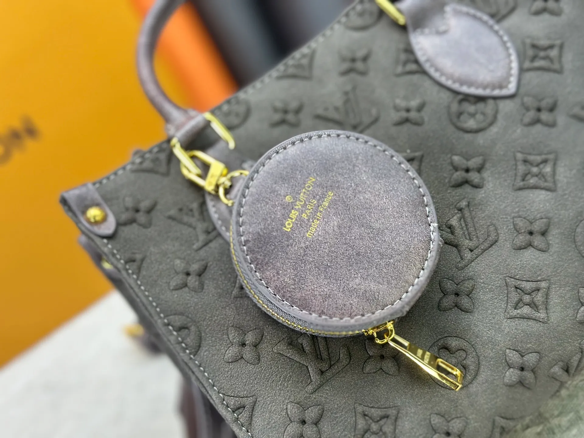 P320 M45659 M46373 Brown embossed Black embossed Gray embossed OnTheGo Small new version The legendary ONTHEGO handbag: made of washed LV Blason denim, with deep tones to enhance the gradient effect of the LV letters, showing Pharrell Williams' creative ingenuity in translating graceful music into fashion language. The zippered front pocket provides easy access to everyday items, while the drawstring closure and magnetic laces provide ample space. Detailed features25x11x19 cm