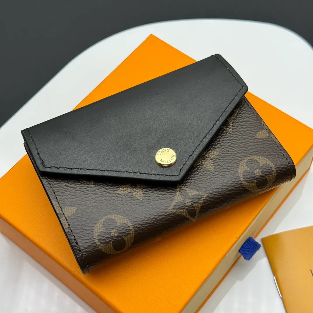 💰130 💎Upgraded original version🇫🇷 ZOÉ Wallet The Zoé wallet combines Damier Azur canvas and pastel leather to outline an envelope-like structure. The flip cover is decorated with gold Louis Vuitton snaps to welcome the coolness of summer. The compact design hides ample space, making it easy to store coins, banknotes and bank cards. It can also be placed in a pocket, handbag or clutch. Model: M60168 Dimensions: 9.5 x 7.5 x 3.0 cm (length x height x width).