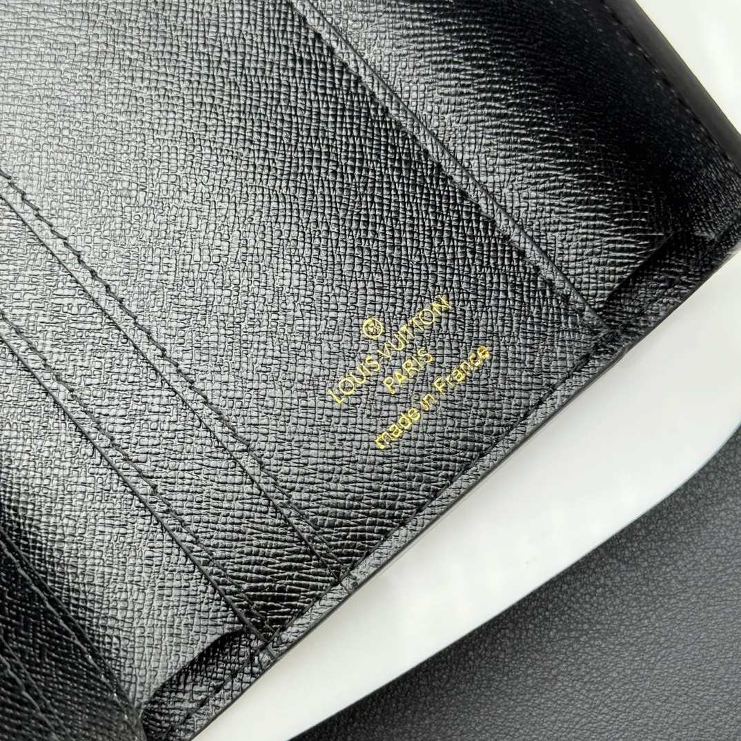 💰130 💎Upgraded original version🇫🇷 ZOÉ Wallet The Zoé wallet combines Damier Azur canvas and pastel leather to outline an envelope-like structure. The flip cover is decorated with gold Louis Vuitton snaps to welcome the coolness of summer. The compact design hides ample space, making it easy to store coins, banknotes and bank cards. It can also be placed in a pocket, handbag or clutch. Model: M60168 Dimensions: 9.5 x 7.5 x 3.0 cm (length x height x width).