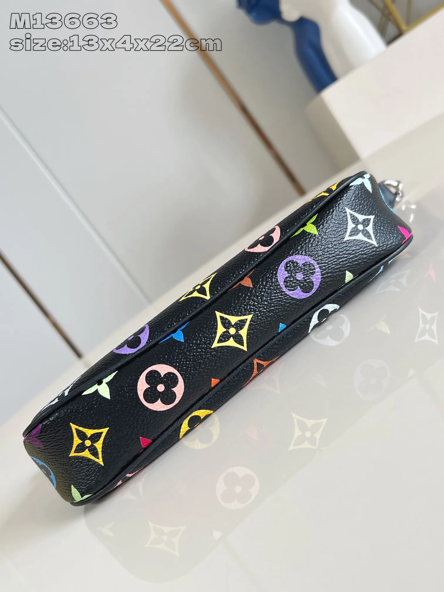 Factory price 740 [top quality original order] dynamic chip! M13404 black color. M13663 black color] This Pochette Accessoires handbag is made of coated canvas, with colorful Monogram patterns to interpret the smart style of the Louis Vuitton x Murakami cross-border collaboration series. Calf leather trim and dazzling hardware add to the sophisticated details, while the detachable shoulder strap and chain allow for flexible carry. 13 x 4 x 22 cm (height x width x length)