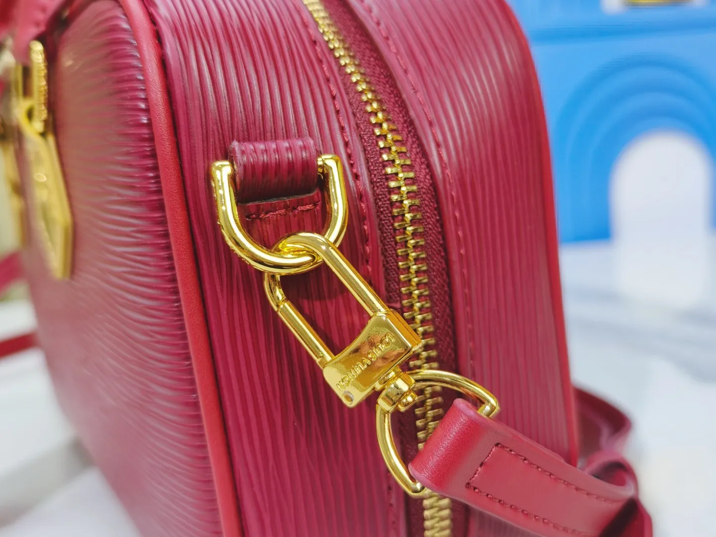 P240💰M12009 cowhide version lvfw24 show new bag This nicolas ghesquiere joined Iv's 10th anniversary show. The show was like a huge greenhouse. In the greenhouse called Iv, we saw the stars cultivated in the past ten years and the starry future. Nicolas uses memory as a guide for imagination. This show can not only see the designer's past classic creativity, but also explore different artistic visions. From familiar silhouettes to tailoring and embroidery, it presents an adventure that lasted ten years. Size 25x15cm