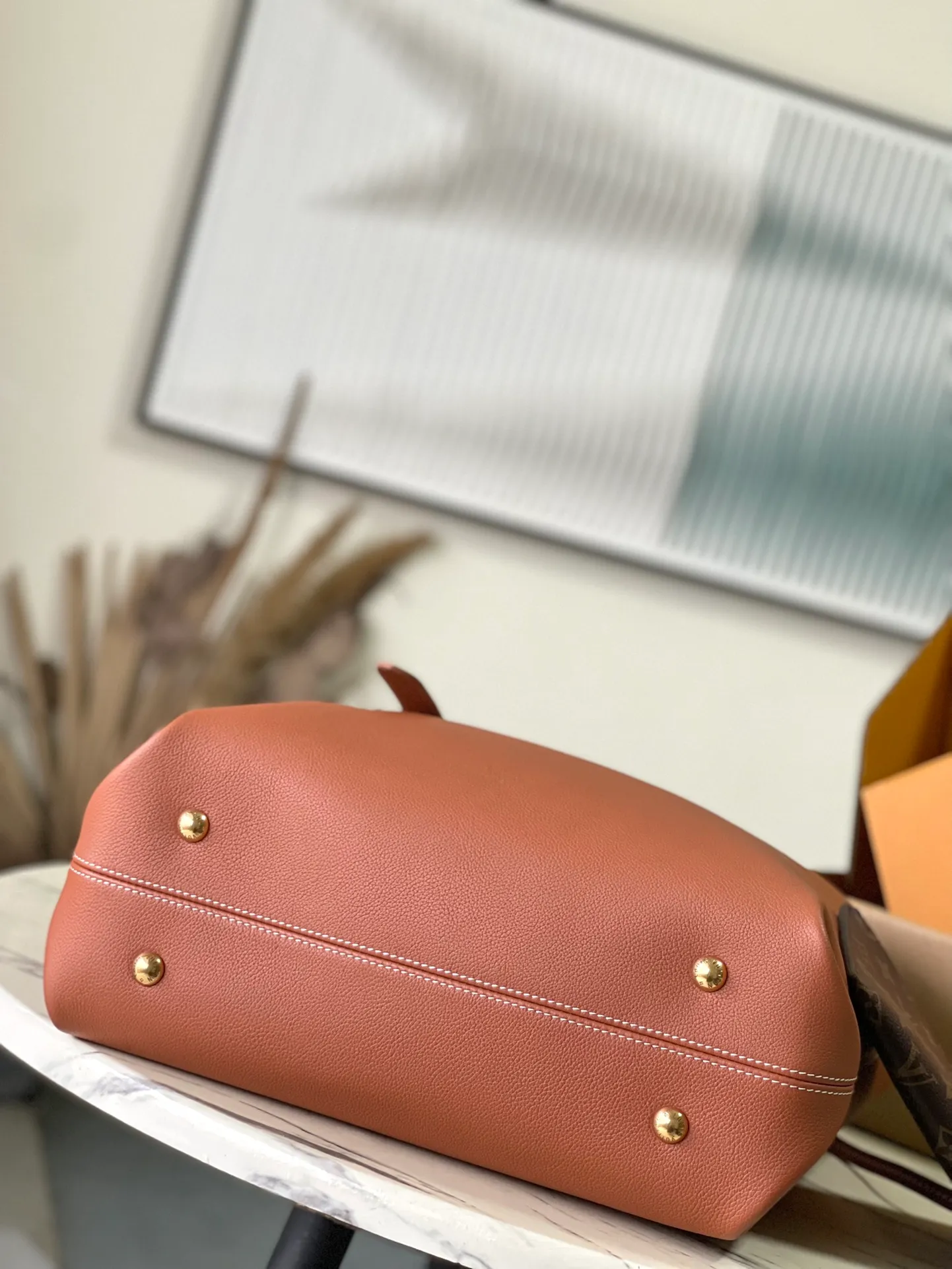 💰1340 (top layer leather) top original order M25342 caramel color This medium-sized Low Key Cabas handbag is wrapped in soft grained cow leather and lined with suede leather, creating a gorgeous style with ingenuity. The brand's iconic padlock demonstrates an eclectic mix of elegant aesthetics and security features. The adjustable handle enables you to switch between hand-held and long- or short-shoulder carry. Dimensions: 47 × 30 × 14 cm