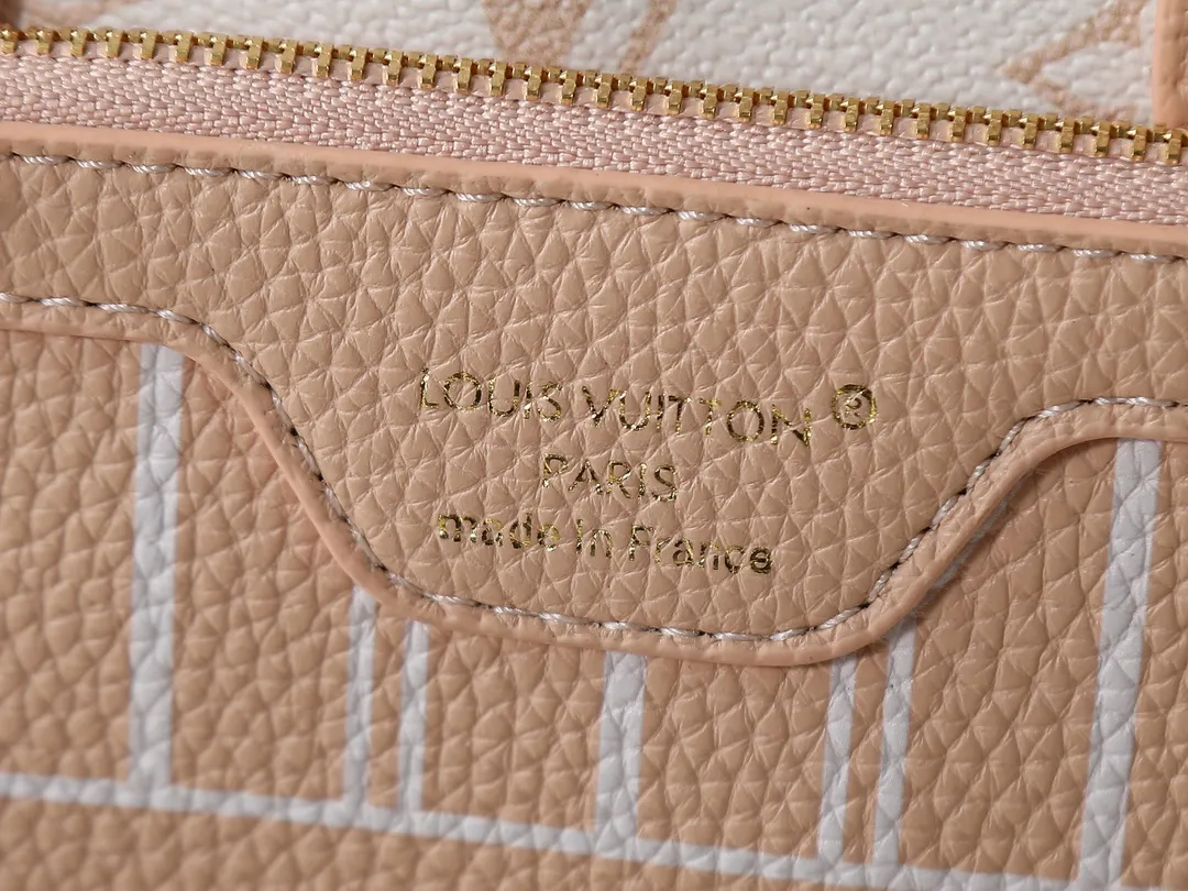 💰Large 130, Small 240💰Upgraded original version 🔥Double-sided available🔥M12061 M25665 M14994 M11946 M12099 M40995 The legendary neverfull medium handbag: always able to meet your various needs for handbags. It has a large capacity but is not bulky. It is stiff and soft to the touch, making it suitable for home and travel. Tighten the side ties and it instantly transforms into a stylish urban handbag. Loosen the straps and it transforms into a chic and practical handbag. The slender leather handle can be carried over the shoulder or between the arms. The model shown here is made of damier azur canvas. Size: large 31x28x14, small 25x16x10