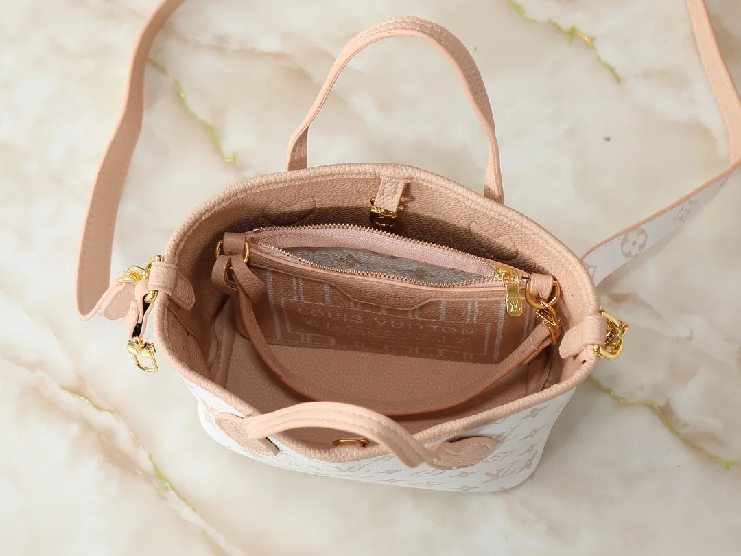 💰Large 130, Small 240💰Upgraded original version 🔥Double-sided available🔥M12061 M25665 M14994 M11946 M12099 M40995 The legendary neverfull medium handbag: always able to meet your various needs for handbags. It has a large capacity but is not bulky. It is stiff and soft to the touch, making it suitable for home and travel. Tighten the side ties and it instantly transforms into a stylish urban handbag. Loosen the straps and it transforms into a chic and practical handbag. The slender leather handle can be carried over the shoulder or between the arms. The model shown here is made of damier azur canvas. Size: large 31x28x14, small 25x16x10