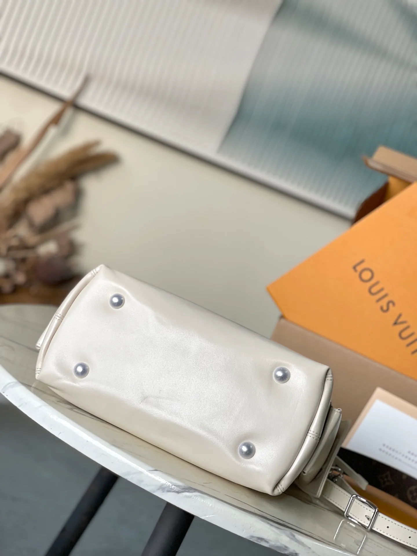 💰1100 (top layer leather) top original order M12919 milk white. This small CarryAll Cargo handbag is made of soft sheep leather to create a fashionable and lazy silhouette, adding eye-catching charm to the 2024 spring and summer show style. Polished metal pieces are complemented by a tactile, slightly wrinkled texture. Plenty of space can accommodate a variety of daily necessities, making it a great travel companion. Dimensions: 33.5x 23x 15 cm