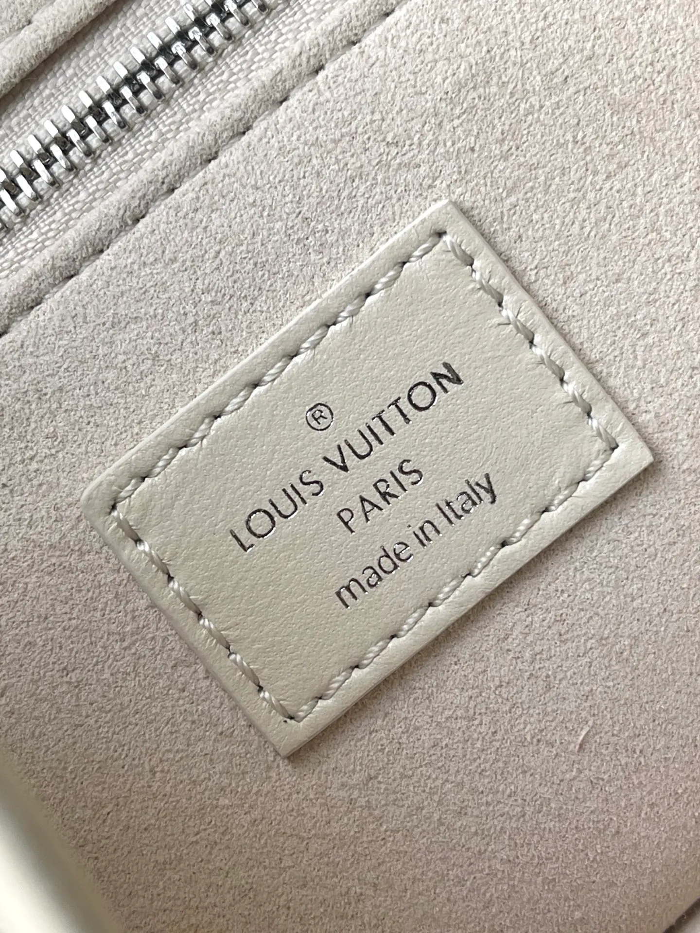 💰1100 (top layer leather) top original order M12919 milk white. This small CarryAll Cargo handbag is made of soft sheep leather to create a fashionable and lazy silhouette, adding eye-catching charm to the 2024 spring and summer show style. Polished metal pieces are complemented by a tactile, slightly wrinkled texture. Plenty of space can accommodate a variety of daily necessities, making it a great travel companion. Dimensions: 33.5x 23x 15 cm