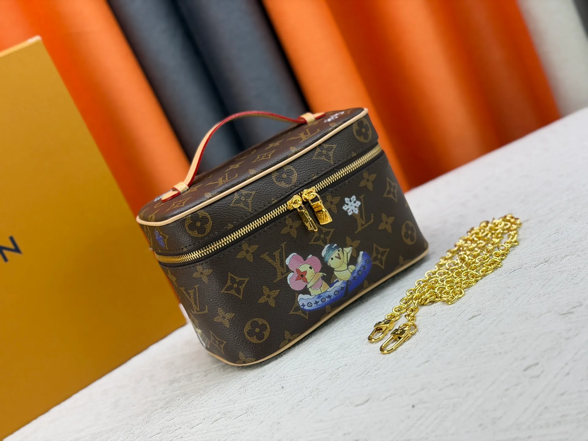 P260 Upgraded original version🔥Double-sided color-changing leather🔥M26647 M44495 M42263 This Nice mini cosmetic bag is made of soft Monogram canvas to create a compact body. It is equipped with a leather handle that can be folded flat to release space. It can accommodate toiletries while being easily placed in a travel bag or suitcase. Use the LV-engraved metal zipper puller to lightly open the double-zippered top flap, revealing the interior space at a glance. Dimensions: 20.0 x 13.5 x 12.0 cm (length x height x width)