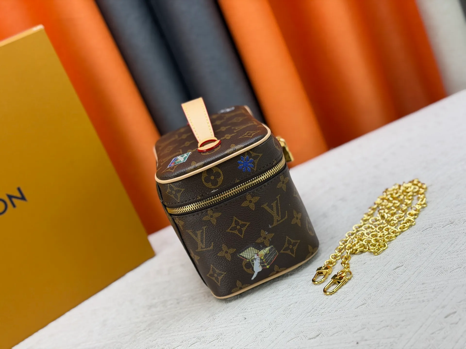 P260 Upgraded original version🔥Double-sided color-changing leather🔥M26647 M44495 M42263 This Nice mini cosmetic bag is made of soft Monogram canvas to create a compact body. It is equipped with a leather handle that can be folded flat to release space. It can accommodate toiletries while being easily placed in a travel bag or suitcase. Use the LV-engraved metal zipper puller to lightly open the double-zippered top flap, revealing the interior space at a glance. Dimensions: 20.0 x 13.5 x 12.0 cm (length x height x width)