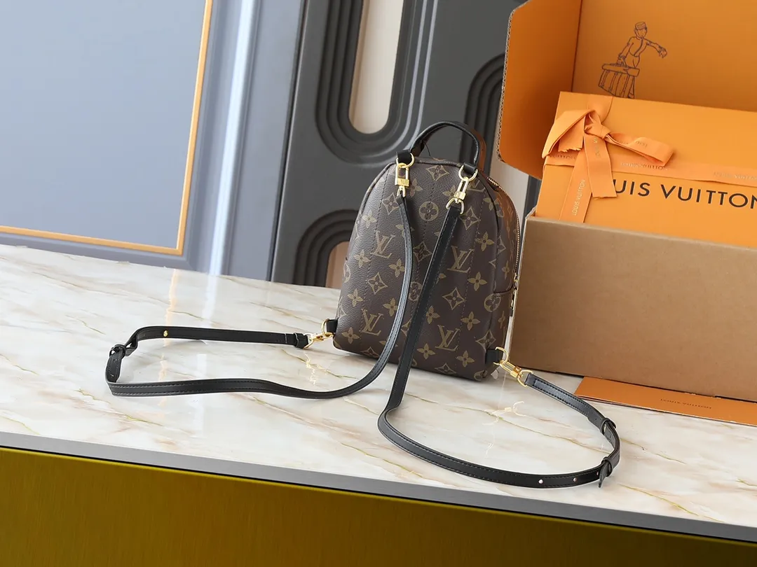 💰200💰Upgraded original version to new version M44873 M44871 M44874 This Palm Springs mini backpack interprets trendy urban style with a novel touch. Monogram canvas is trimmed with soft leather and dazzling hardware, and the foam-backed quilted shoulder strap allows for shoulder or cross-body wear. Dimensions: 17.0 x 22.0 x 10.0 cm (length x height x width)