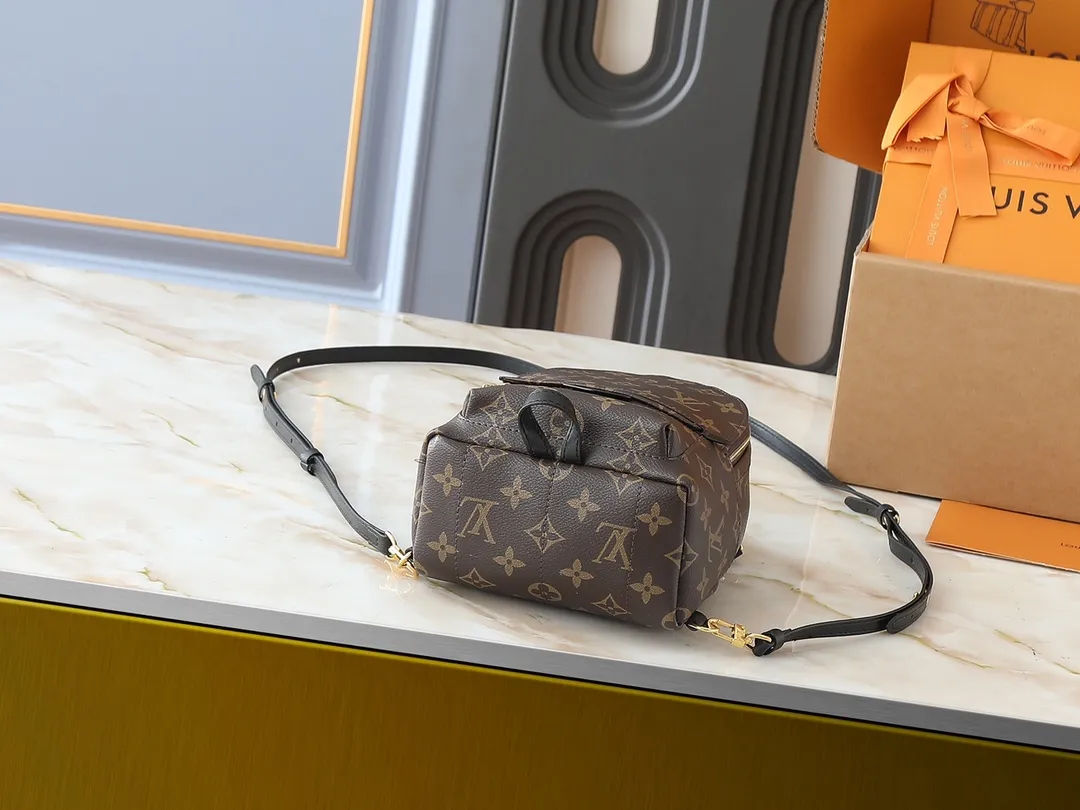 💰200💰Upgraded original version to new version M44873 M44871 M44874 This Palm Springs mini backpack interprets trendy urban style with a novel touch. Monogram canvas is trimmed with soft leather and dazzling hardware, and the foam-backed quilted shoulder strap allows for shoulder or cross-body wear. Dimensions: 17.0 x 22.0 x 10.0 cm (length x height x width)
