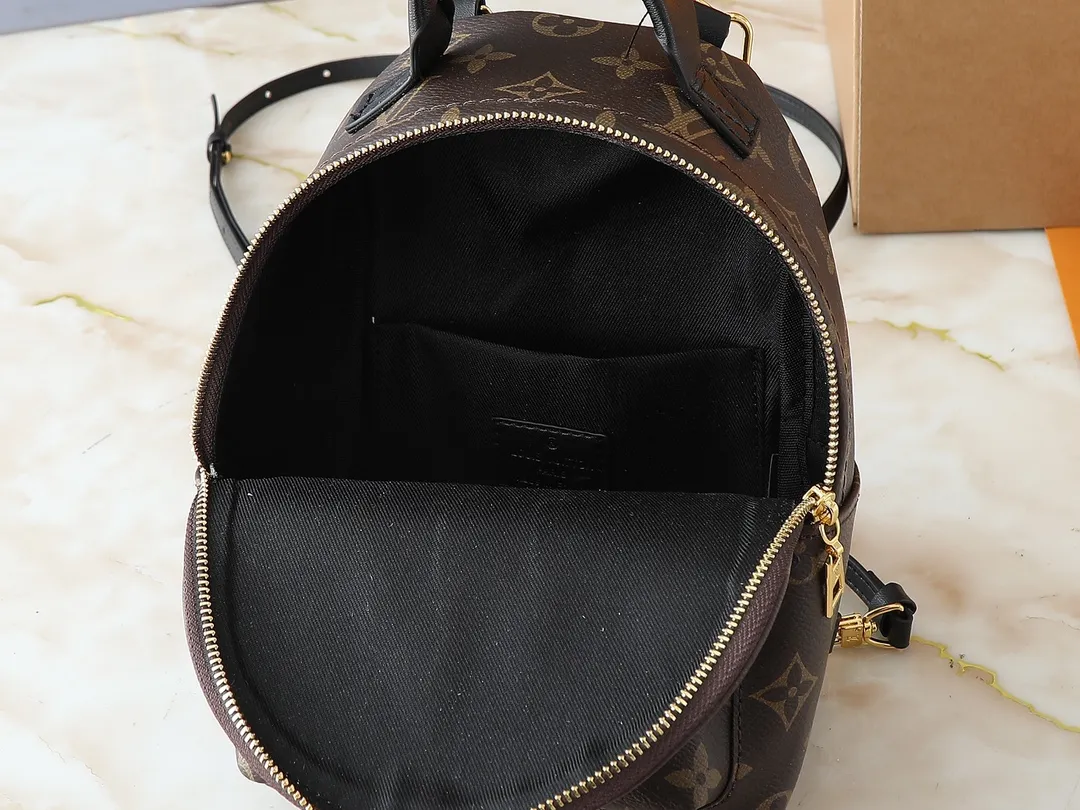 💰200💰Upgraded original version to new version M44873 M44871 M44874 This Palm Springs mini backpack interprets trendy urban style with a novel touch. Monogram canvas is trimmed with soft leather and dazzling hardware, and the foam-backed quilted shoulder strap allows for shoulder or cross-body wear. Dimensions: 17.0 x 22.0 x 10.0 cm (length x height x width)