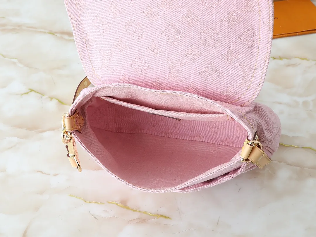💰260💰Upgraded from the original M13347 M46829. This Sunset handbag relies on exquisite bleaching technology to bring the Monogram Denim pattern born in 2005 back to the new season. Smooth leather trim and metal buckles accentuate the sophisticated construction, making it easy to organize both day and night. Use the included shoulder strap to switch between hand-carrying, shoulder-carrying and cross-body carrying. Dimensions: 27.0 x 18.0 x 3.0 cm (length x height x width)