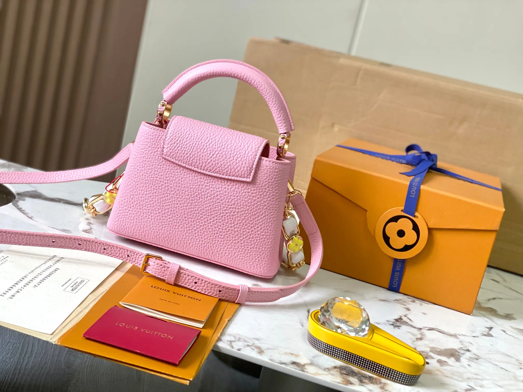 p2400 [Super high-quality original leather 💋 M23288 pink shell upgraded version hardware] This season’s new Capucines handbag highlights femininity. Metal links and elegant soft cow leather are woven into a delicate chain, with enamel and Monogram flowers scattered on it. The enamel brand logo highlights the texture of jewelry and makes the handbag even more beautiful.  Dimensions: 21 x 14 x 8 cm