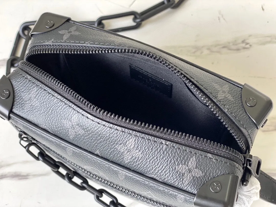 💰800 Top original order M44735 Black Flower [Box Bag] has arrived again. It is super beautiful and versatile. It has a metallic feel when you carry it on your back. It makes people look very fashionable. It is a low-key, fashionable and domineering bag. Size: 18×12×7cm