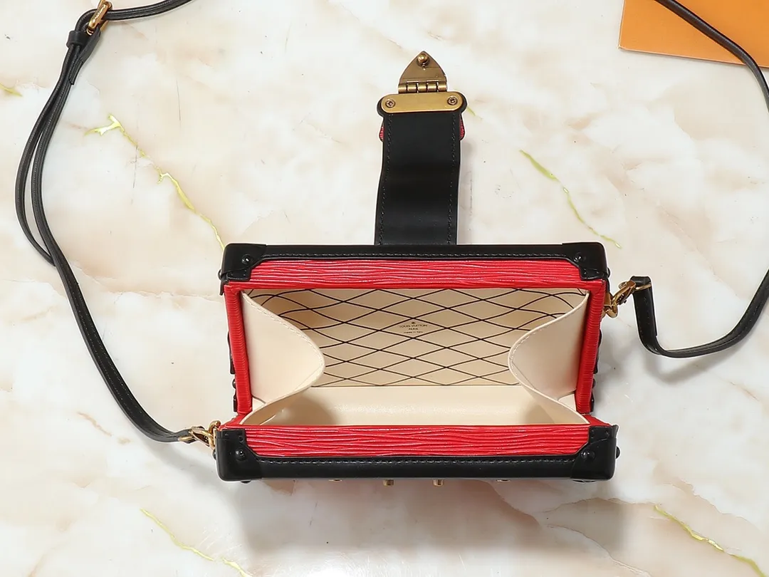 💰240💰Upgraded original M20532 M86286 water ripple From the bag shape to the iconic S-lock and polished metal parts, Petite Malle handbags present the box-making heritage. Crafted from signature Epi leather, this bag is trimmed with smooth calfskin, lined with sheepskin and printed with the signature Malletage pattern on the inside. The well-made "pocket hard case" can be used as a clutch bag or can be worn cross-body through the adjustable shoulder strap, making it a portable companion from day to night. Dimensions: 20 x 12.5 x 6 cm