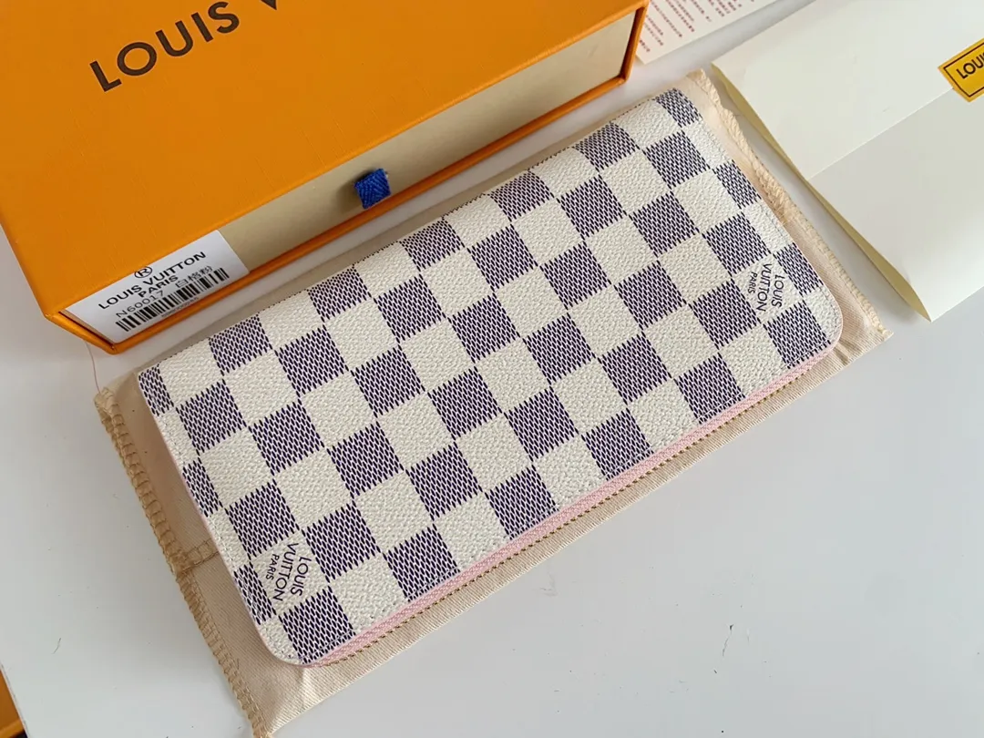 💰100 💎M60017 inner color ❤️white plaid pink ZIPPY zipper wallet. The Zippy wallet pays homage to Louis Vuitton's heritage of travel and trunk making, with a travel-style patch and Louis Vuitton logo. With its compact interior and simple design, this wallet is ideal for everyday use. Model M60017. Size: 19x10.