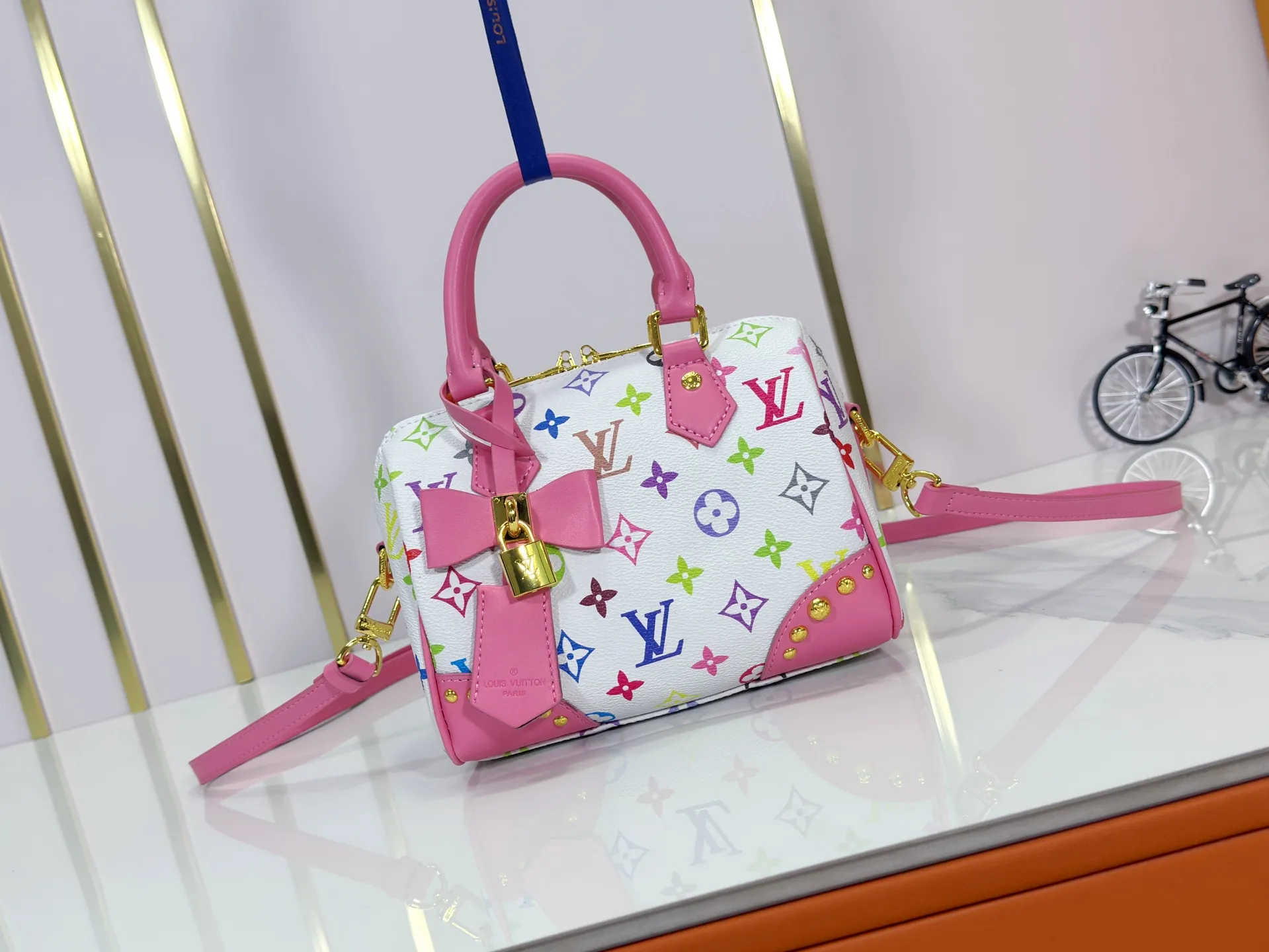 P280 upgraded original M58953 M46234 M46222 Speedy Bandoulière 20 handbag is made of soft coated canvas, and the full-length Monogram pattern is traced in colorful rainbow tones, highlighting the smart style of the Louis Vuitton x Murakami reissue series. The Toron handle and detachable shoulder strap are constructed of cow leather, the metal corners recall classic luggage elements, and the bow-shaped key bag and padlock add brand touches. Dimensions: 20.5 x 13.5 x 12.0 cm (length x height x width)