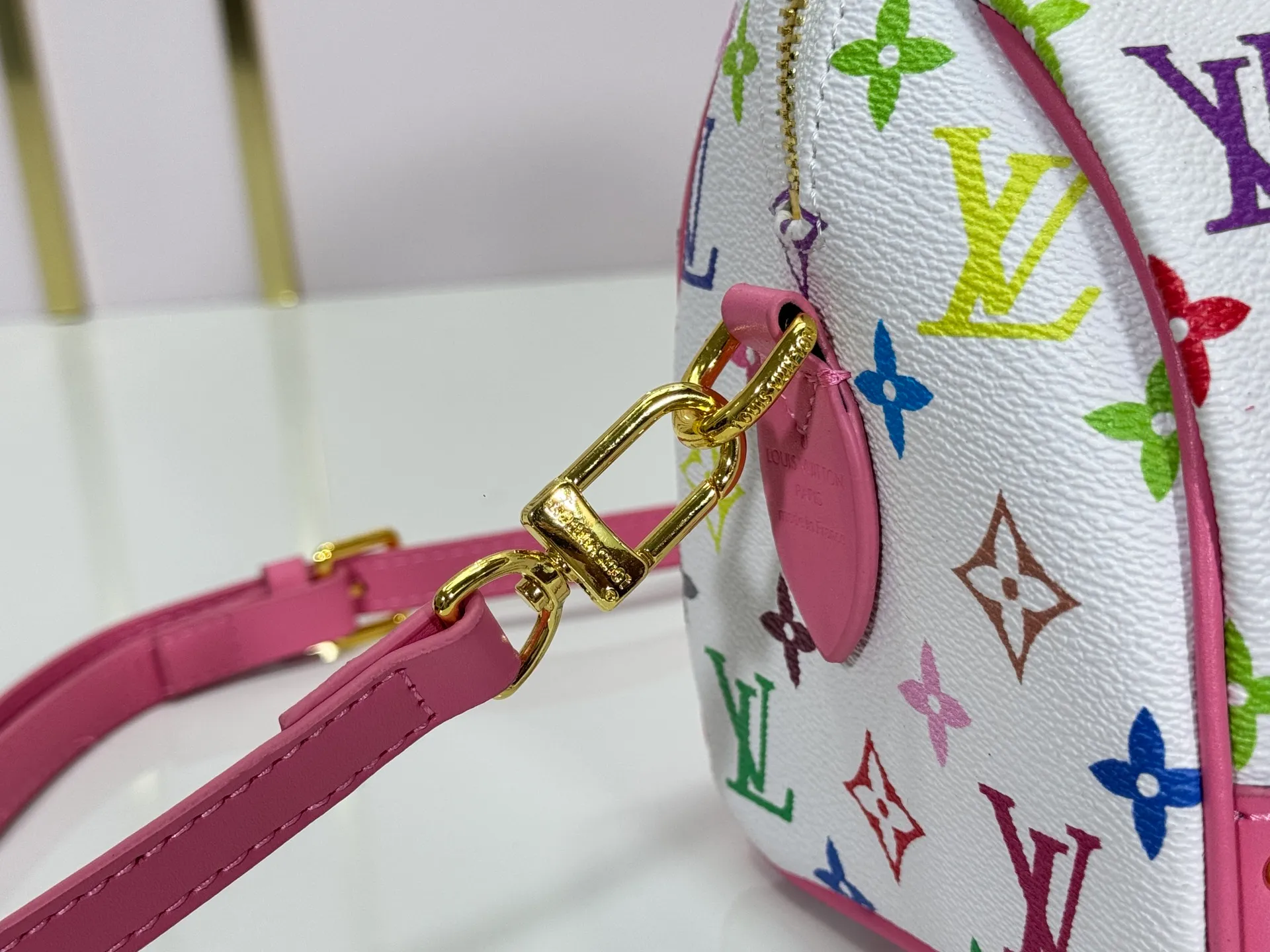 P280 upgraded original M58953 M46234 M46222 Speedy Bandoulière 20 handbag is made of soft coated canvas, and the full-length Monogram pattern is traced in colorful rainbow tones, highlighting the smart style of the Louis Vuitton x Murakami reissue series. The Toron handle and detachable shoulder strap are constructed of cow leather, the metal corners recall classic luggage elements, and the bow-shaped key bag and padlock add brand touches. Dimensions: 20.5 x 13.5 x 12.0 cm (length x height x width)