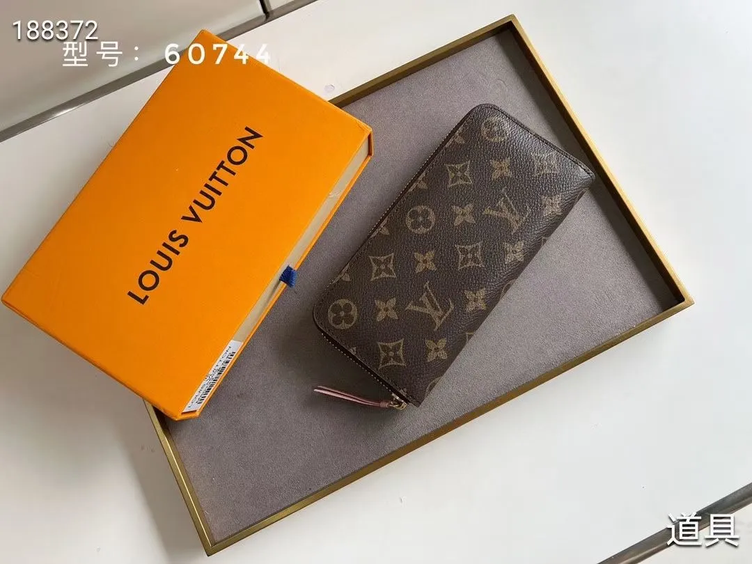 P100💰💎The original LV Clemence wallet is small and compact but has ample capacity. It is made of exquisite and durable Monogram canvas material. Bright color lining and leather zippers show off the playful charm of women. Model: 60744/60742. Size: 19.5×9×1.5cm