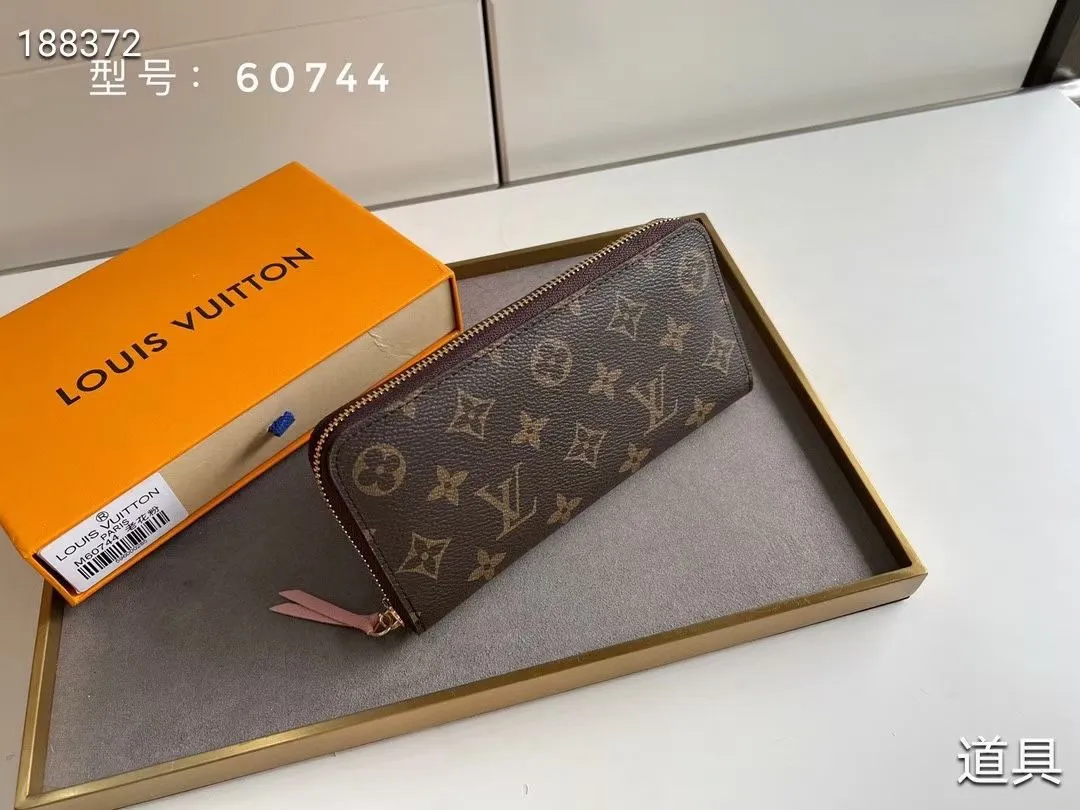 P100💰💎The original LV Clemence wallet is small and compact but has ample capacity. It is made of exquisite and durable Monogram canvas material. Bright color lining and leather zippers show off the playful charm of women. Model: 60744/60742. Size: 19.5×9×1.5cm