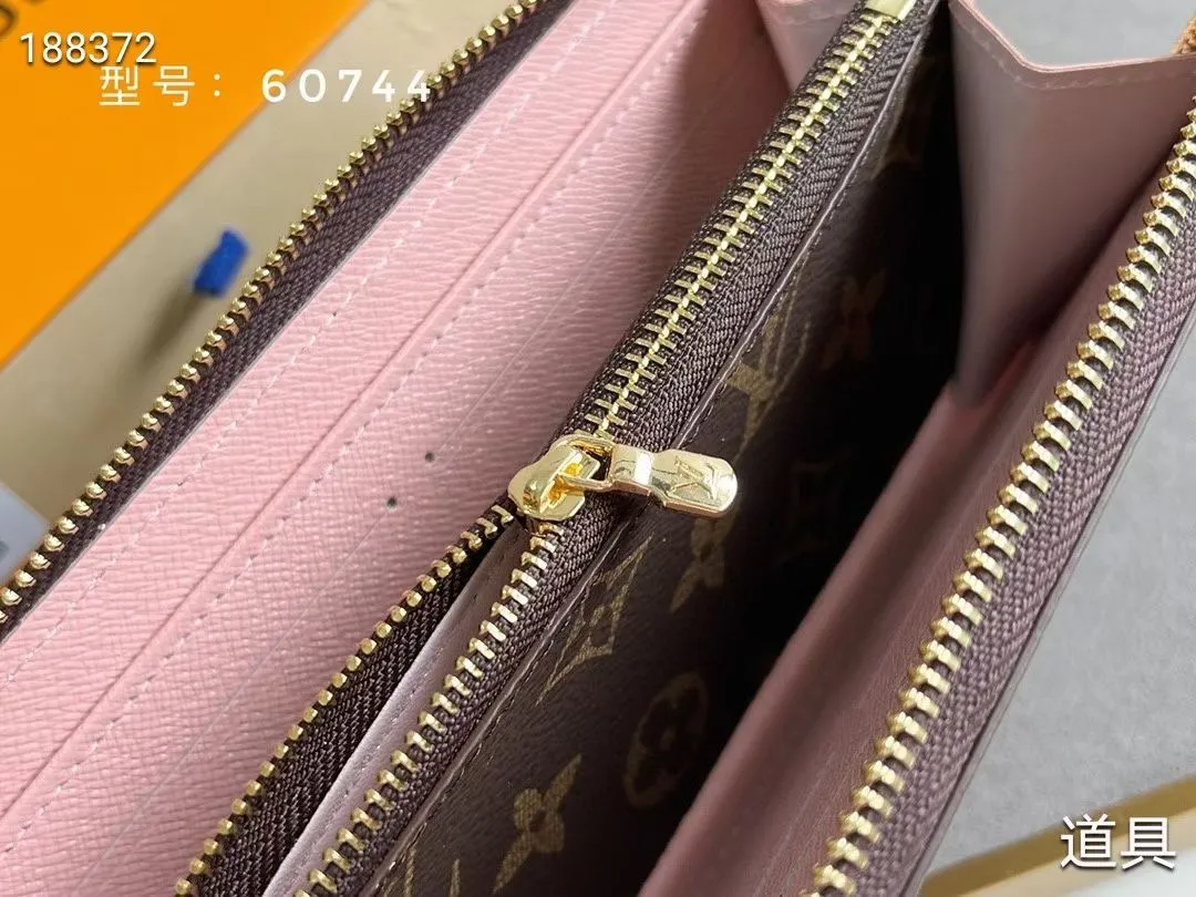 P100💰💎The original LV Clemence wallet is small and compact but has ample capacity. It is made of exquisite and durable Monogram canvas material. Bright color lining and leather zippers show off the playful charm of women. Model: 60744/60742. Size: 19.5×9×1.5cm