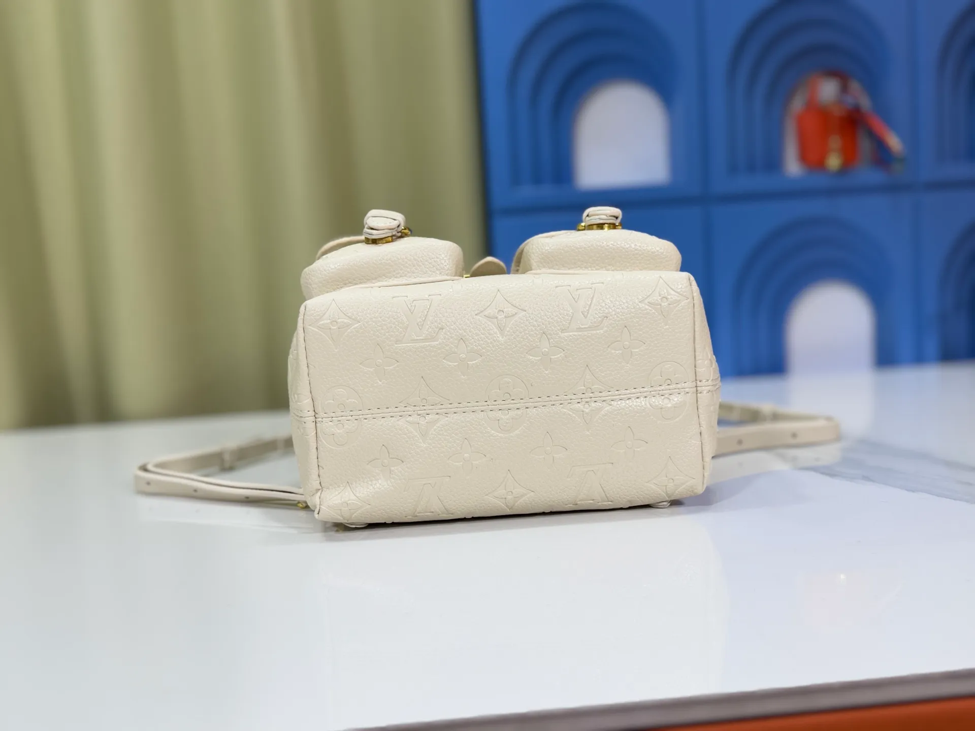 P260 Upgraded original M12987 M47074 M47072 M47106 This Backup backpack reinterprets the fresh tones of the LV Milky Way series with soft touches, using Monogram Empreinte leather with elegant metal hardware. Multiple pockets designed to easily store large wallets and travel essentials. Dimensions: 20.0 x 22.0 x 14.0 cm (length x height x width)