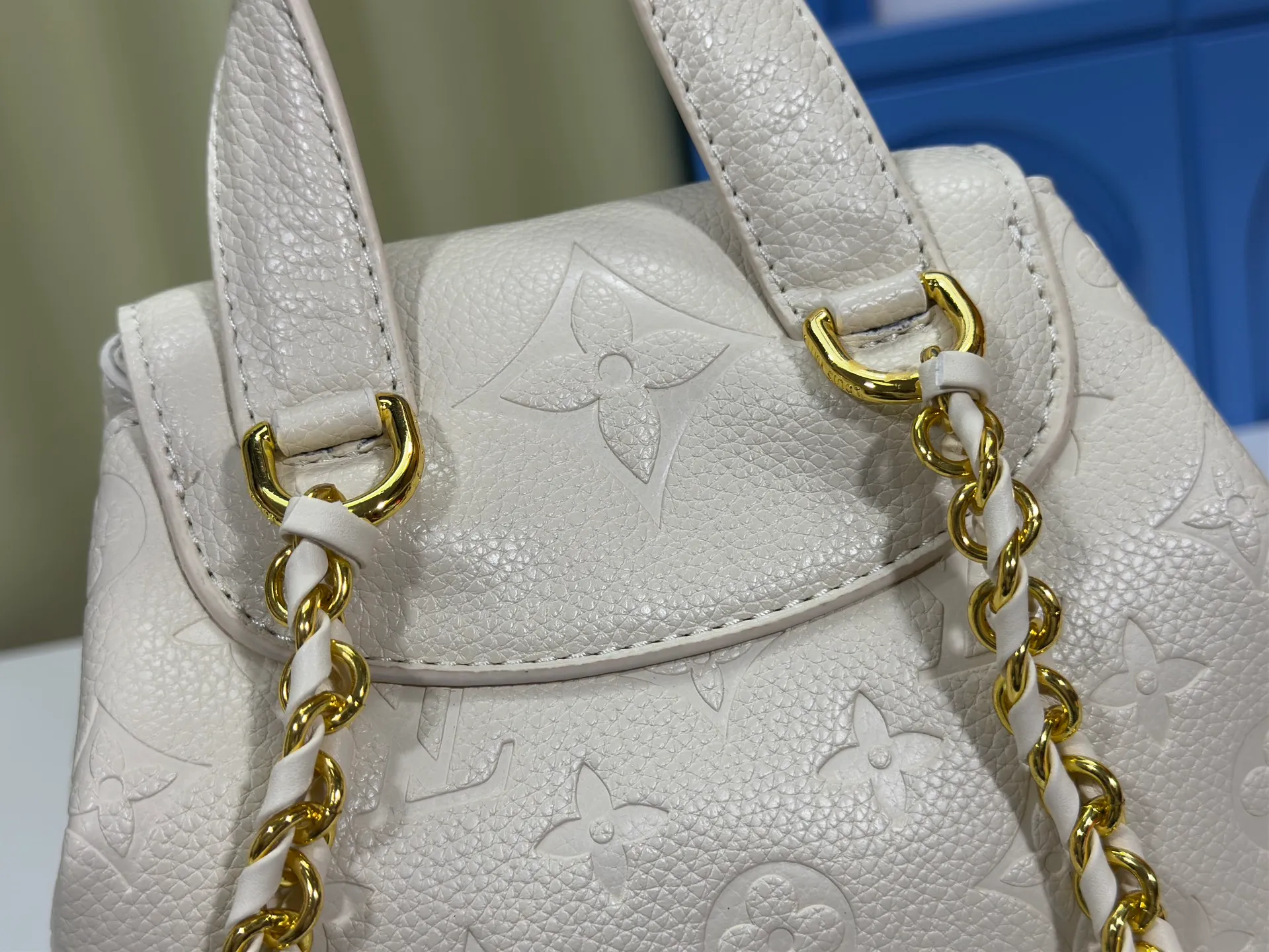 P260 Upgraded original M12987 M47074 M47072 M47106 This Backup backpack reinterprets the fresh tones of the LV Milky Way series with soft touches, using Monogram Empreinte leather with elegant metal hardware. Multiple pockets designed to easily store large wallets and travel essentials. Dimensions: 20.0 x 22.0 x 14.0 cm (length x height x width)