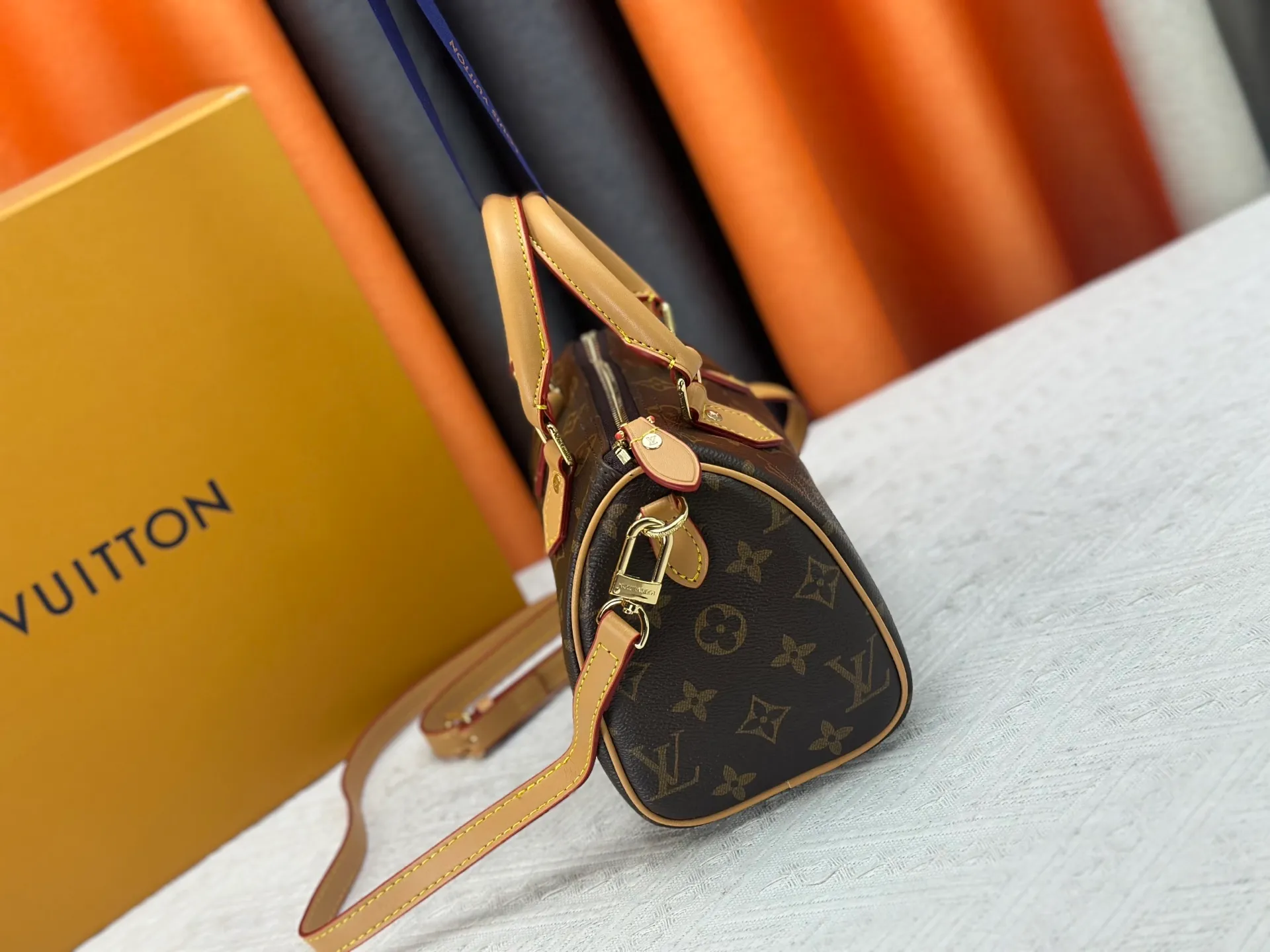 P220 new M81086 M46234 presbyopic Speedy Bandoulière 20 handbag is made of Monogram canvas, cow leather trim and fabric lining. It continues the classic design of Louis Vuitton Speedy travel bag in a compact size, with rolled leather handles and detachable and adjustable fabric shoulder straps embellished with brand logo texture. Detailed features 20.5 x 13.5 x 12 cm (length x height x width)