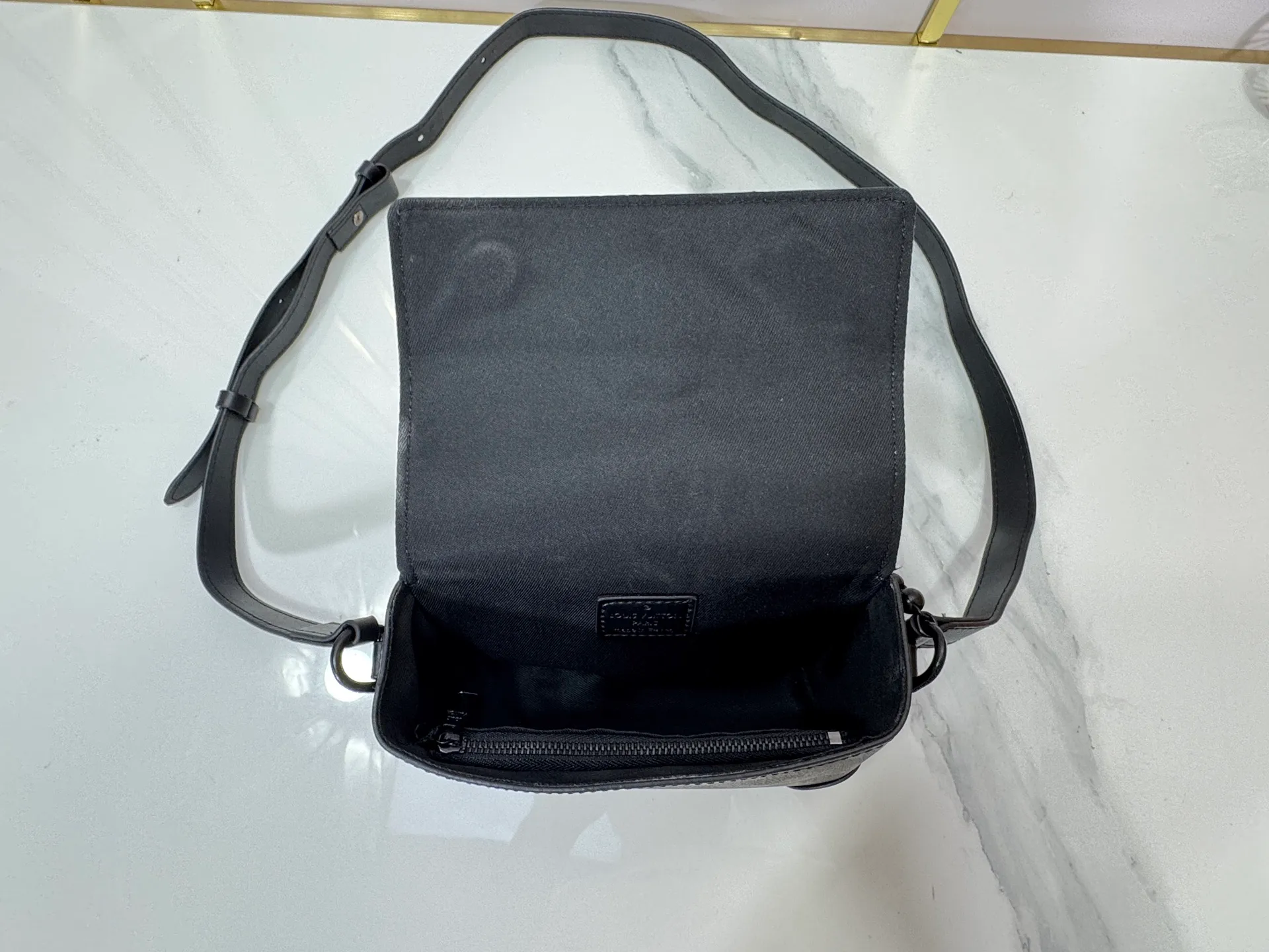 P220 Upgraded original M14738 This Steamer mini handbag is made of Monogram canvas, with distressed cow leather trim and dazzling metal parts. The new square lock snaps back to Pharrell Williams' signature Damier pattern, the delicate key connects to the intricate beaded chain, and the adjustable shoulder strap allows for shoulder or cross-body wear. Dimensions: 18 × 11 × 6.5 cm