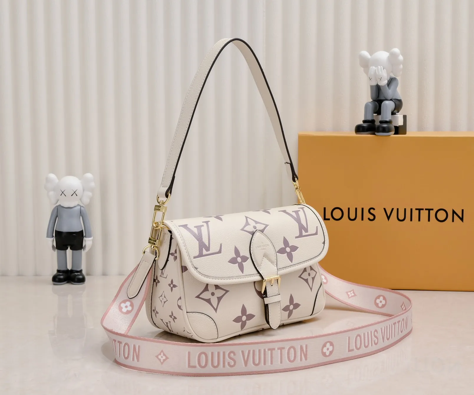 ¥340💰 Exclusive real shot-upgraded version ‼ ️M46386 black M46388 white M45985 full leather baguette series new Diane handbag Diane satchel is made of Monogram Empreinte, made of the brand's iconic embossed leather. This versatile bag comes with a removable leather shoulder strap that can be worn over the shoulder or by hand, as well as a roomy removable jacquard crossbody bag with 'Louis Vuitton' printed strap. This versatile bag can be styled in chic or sporty fashion to match the overall style or mood. Dimensions: 25.0×9.0×15.0 cm.