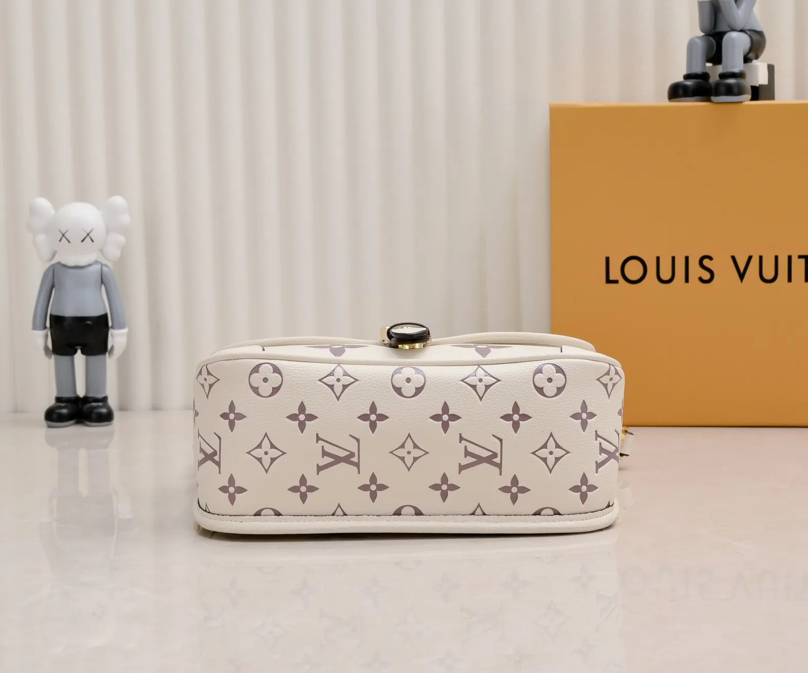 ¥340💰 Exclusive real shot-upgraded version ‼ ️M46386 black M46388 white M45985 full leather baguette series new Diane handbag Diane satchel is made of Monogram Empreinte, made of the brand's iconic embossed leather. This versatile bag comes with a removable leather shoulder strap that can be worn over the shoulder or by hand, as well as a roomy removable jacquard crossbody bag with 'Louis Vuitton' printed strap. This versatile bag can be styled in chic or sporty fashion to match the overall style or mood. Dimensions: 25.0×9.0×15.0 cm.