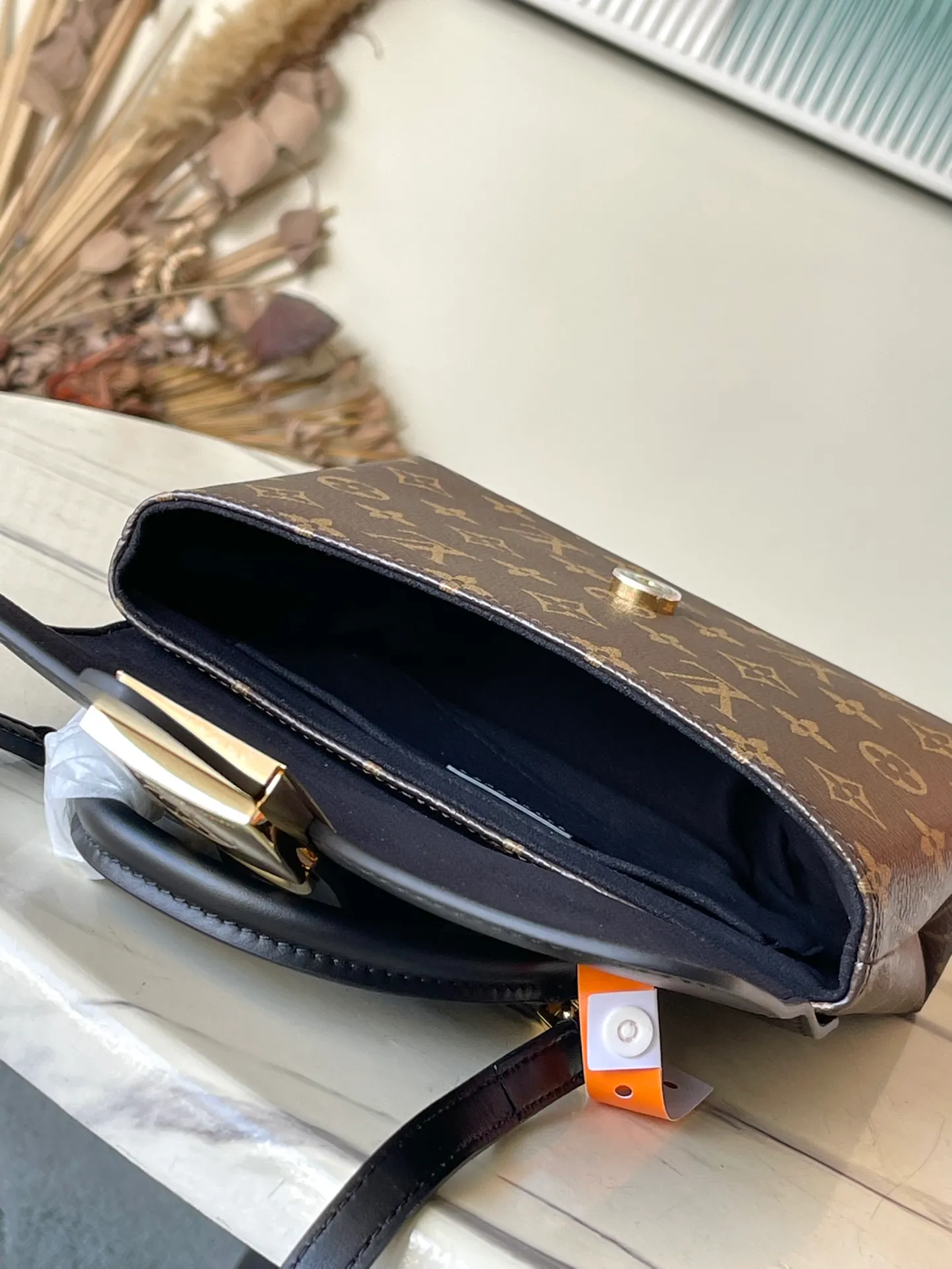 💰740 Top original order M44141 supports counter inspection. The photo taken of duty-free goods is consistent with the product and has not been unpacked. This product is an exclusive duty-free product in the market and is the highest-end product. Inspection is supported. This product has passed strict inspection and is flawless. Please wear gloves when touching the product. This product is not returnable or exchangeable. Please confirm the product first and then remove the label on the handle. This product is temporarily not open to the public, only regular customers, and is in short supply. Dimensions: 20 x 16.0 x 7.5 cm