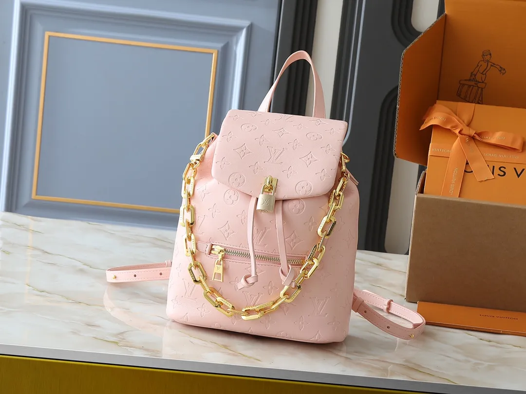 💰280💰Upgraded from the original M13357 M13358 M13387 M13389 Coussin Backpack small handbag joins the Coussin series in a backpack configuration. It is made of soft Monogram embossed leather and integrated with the iconic LV padlock, combining modern style and functional considerations. The detachable Coussin chain releases the metal edge, and the zippered front pocket makes it easy to access various small items. Dimensions: 21.0 x 26.0 x 10.0 cm (length x height x width)