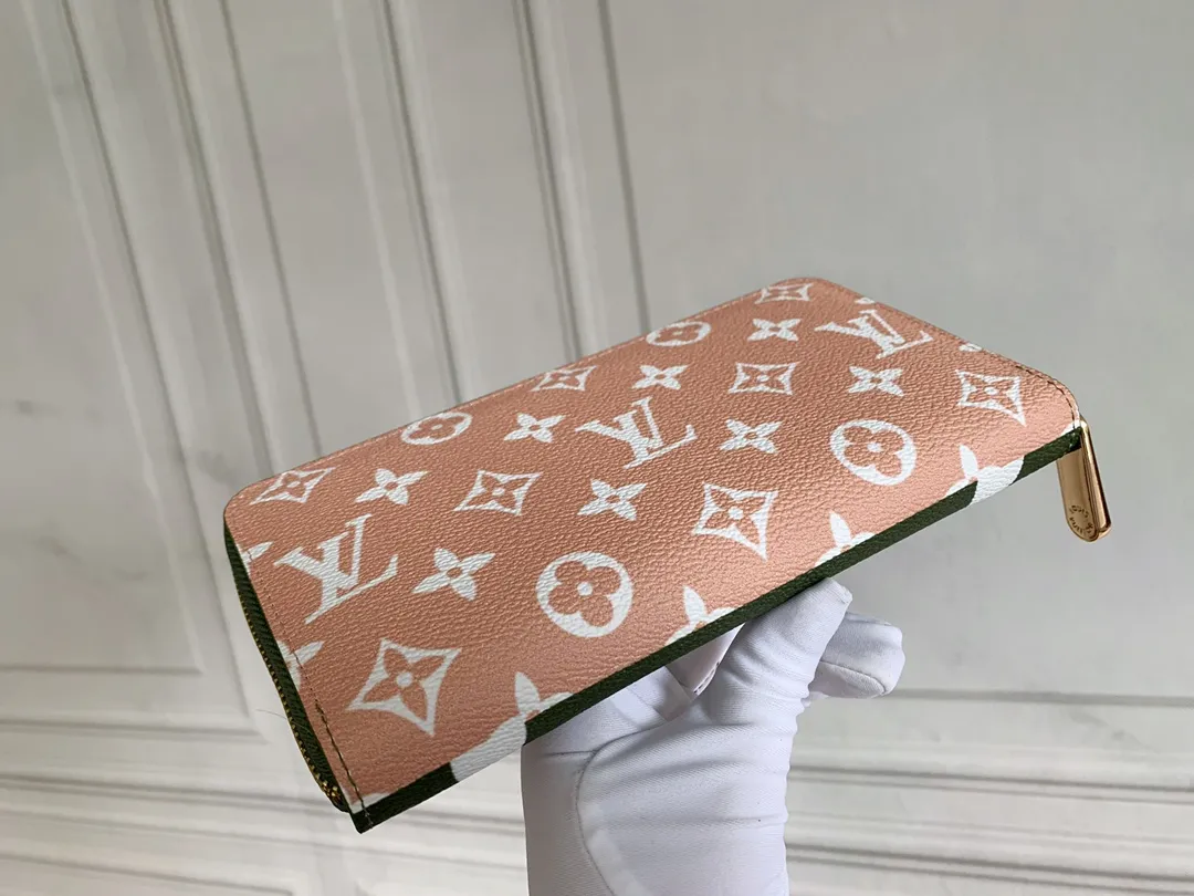 💰130 M60017 Green and White ZIppy Zipper Wallet Printed canvas zipper coin purse, the large LV letters and Monogram floral pattern are particularly eye-catching. The compact zipper wallet is one of the classic designs. This wallet can hold banknotes, credit cards, small change, IDs, etc. Size 19x10cm.