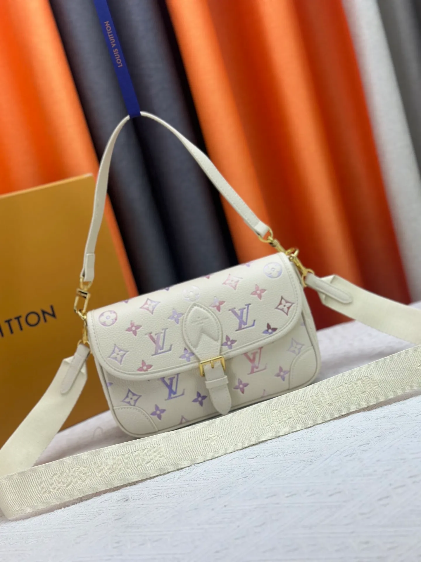 P240 exclusive real shot-upgraded version ‼ ️M46386 black M46388 white M45985 white gradient full leather baguette series New Diane handbag Diane satchel is made of Monogram Empreinte, made of the brand's iconic embossed leather. This versatile bag comes with a removable leather shoulder strap that can be worn over the shoulder or by hand, as well as a roomy removable jacquard crossbody bag with 'Louis Vuitton' printed strap. This versatile bag can be styled in chic or sporty fashion to match the overall style or mood. Dimensions: 25.0×9.0×15.0 cm.