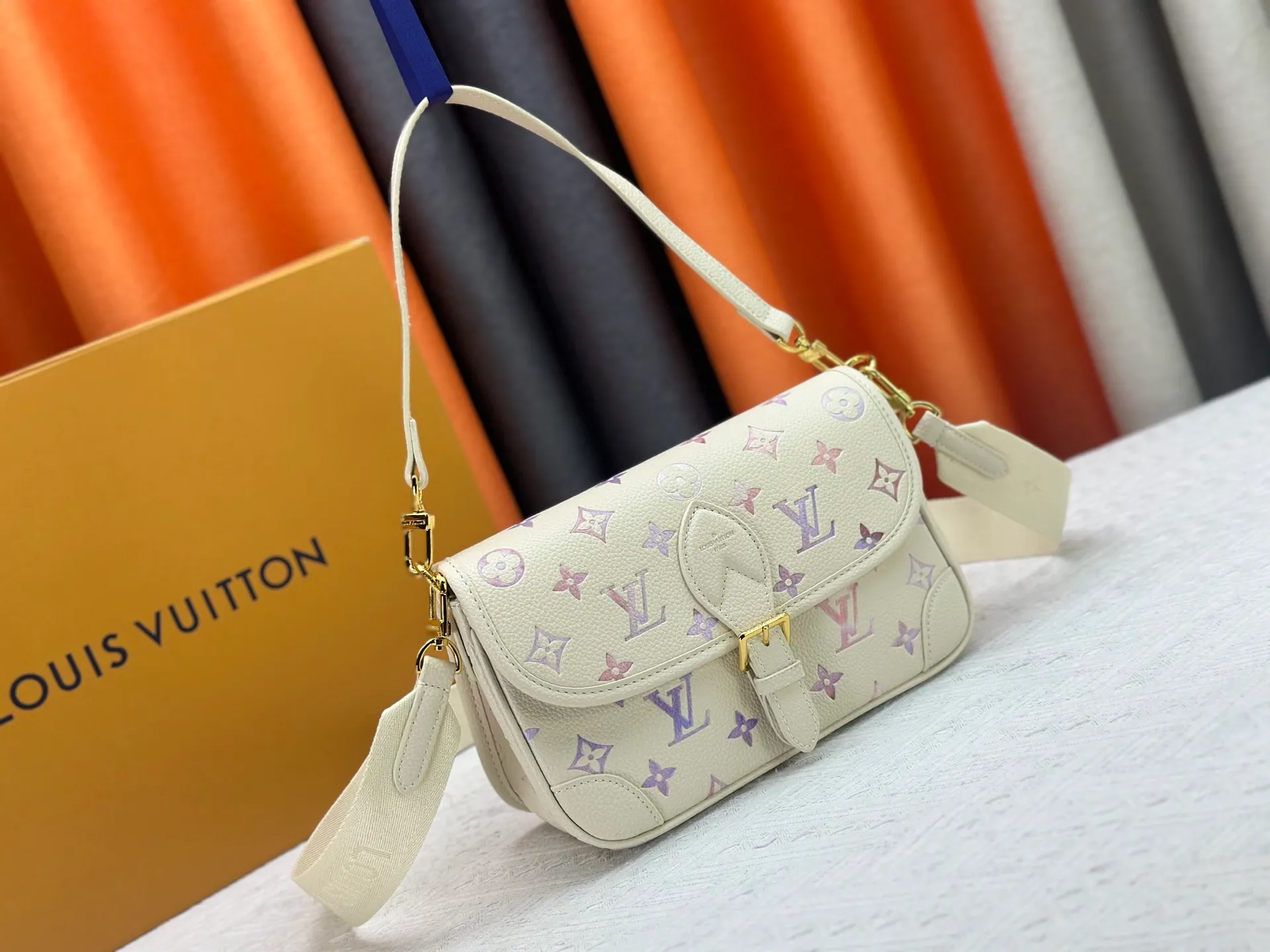 P240 exclusive real shot-upgraded version ‼ ️M46386 black M46388 white M45985 white gradient full leather baguette series New Diane handbag Diane satchel is made of Monogram Empreinte, made of the brand's iconic embossed leather. This versatile bag comes with a removable leather shoulder strap that can be worn over the shoulder or by hand, as well as a roomy removable jacquard crossbody bag with 'Louis Vuitton' printed strap. This versatile bag can be styled in chic or sporty fashion to match the overall style or mood. Dimensions: 25.0×9.0×15.0 cm.