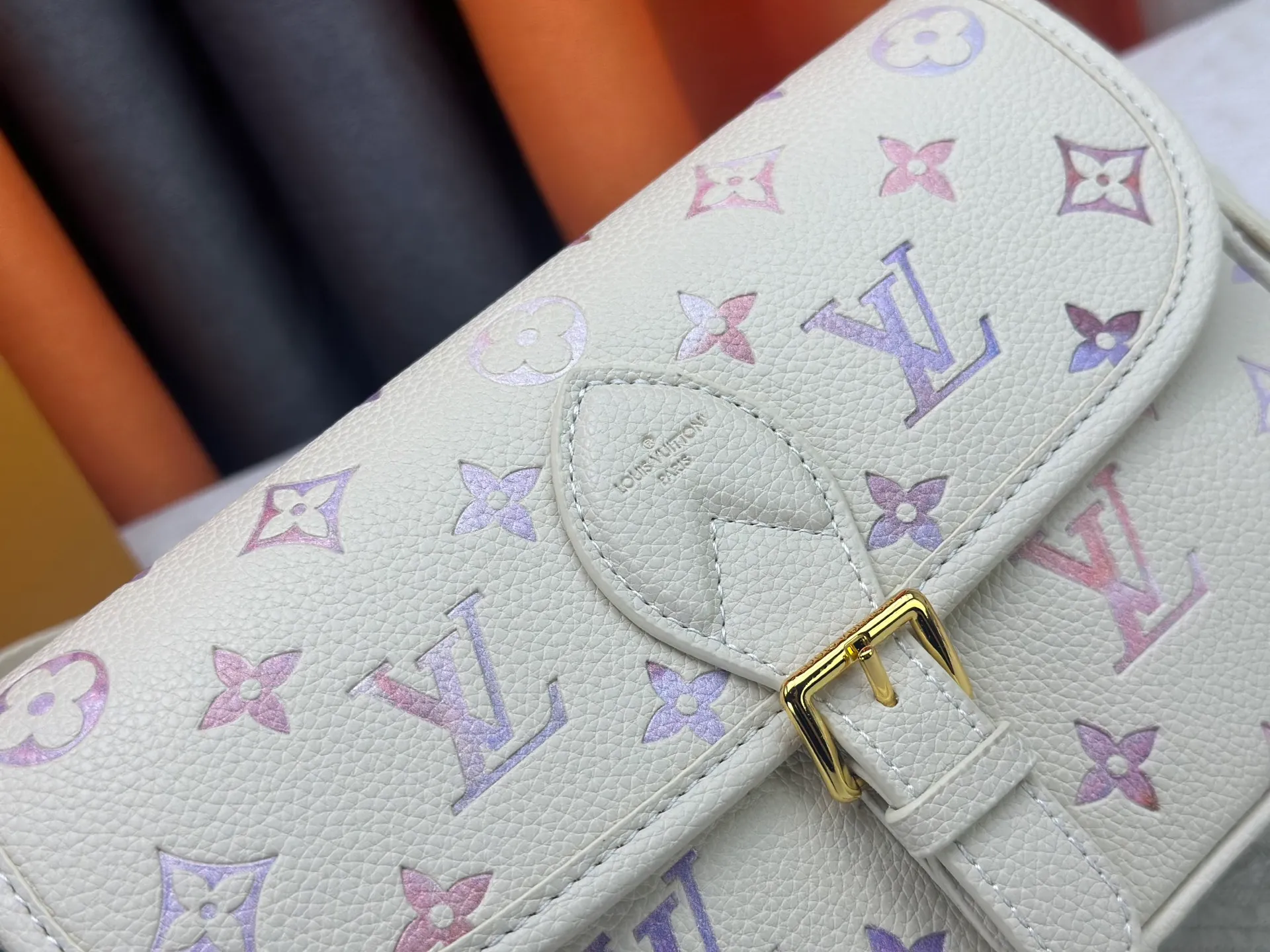 P240 exclusive real shot-upgraded version ‼ ️M46386 black M46388 white M45985 white gradient full leather baguette series New Diane handbag Diane satchel is made of Monogram Empreinte, made of the brand's iconic embossed leather. This versatile bag comes with a removable leather shoulder strap that can be worn over the shoulder or by hand, as well as a roomy removable jacquard crossbody bag with 'Louis Vuitton' printed strap. This versatile bag can be styled in chic or sporty fashion to match the overall style or mood. Dimensions: 25.0×9.0×15.0 cm.