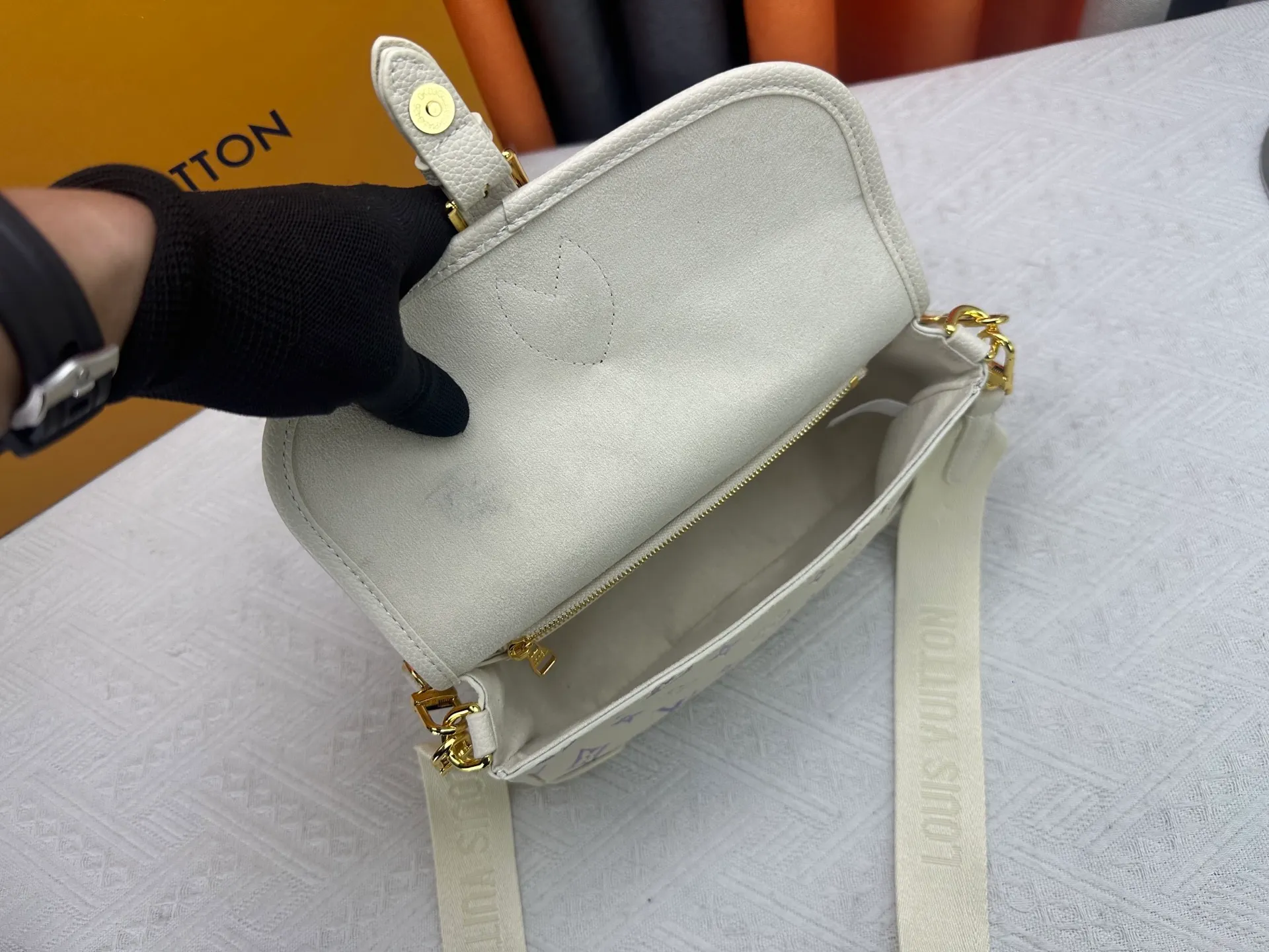 P240 exclusive real shot-upgraded version ‼ ️M46386 black M46388 white M45985 white gradient full leather baguette series New Diane handbag Diane satchel is made of Monogram Empreinte, made of the brand's iconic embossed leather. This versatile bag comes with a removable leather shoulder strap that can be worn over the shoulder or by hand, as well as a roomy removable jacquard crossbody bag with 'Louis Vuitton' printed strap. This versatile bag can be styled in chic or sporty fashion to match the overall style or mood. Dimensions: 25.0×9.0×15.0 cm.