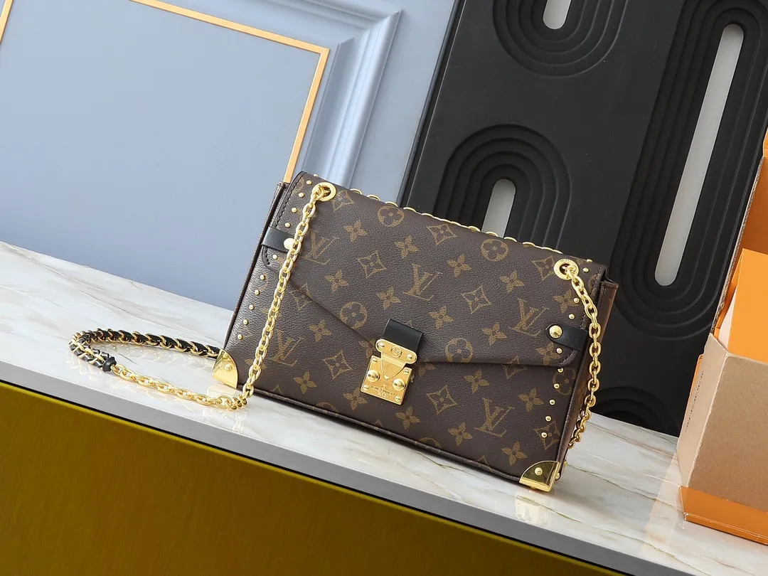 💰280💰Upgraded original M14526 Trunkie handbag combines Monogram canvas and metal rivets, with metallic corners and iconic S-lock lock, highlighting the brand heritage with a retro luggage style. The internal space and zipper pockets make it easy to accommodate daily needs, and the sliding chain shoulder strap expands carrying options. Dimensions: 27.0 x 16.0 x 8.0 cm (length x height x width)