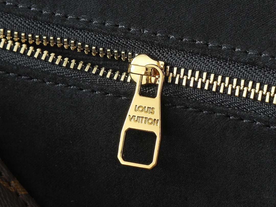 💰280💰Upgraded original M14526 Trunkie handbag combines Monogram canvas and metal rivets, with metallic corners and iconic S-lock lock, highlighting the brand heritage with a retro luggage style. The internal space and zipper pockets make it easy to accommodate daily needs, and the sliding chain shoulder strap expands carrying options. Dimensions: 27.0 x 16.0 x 8.0 cm (length x height x width)