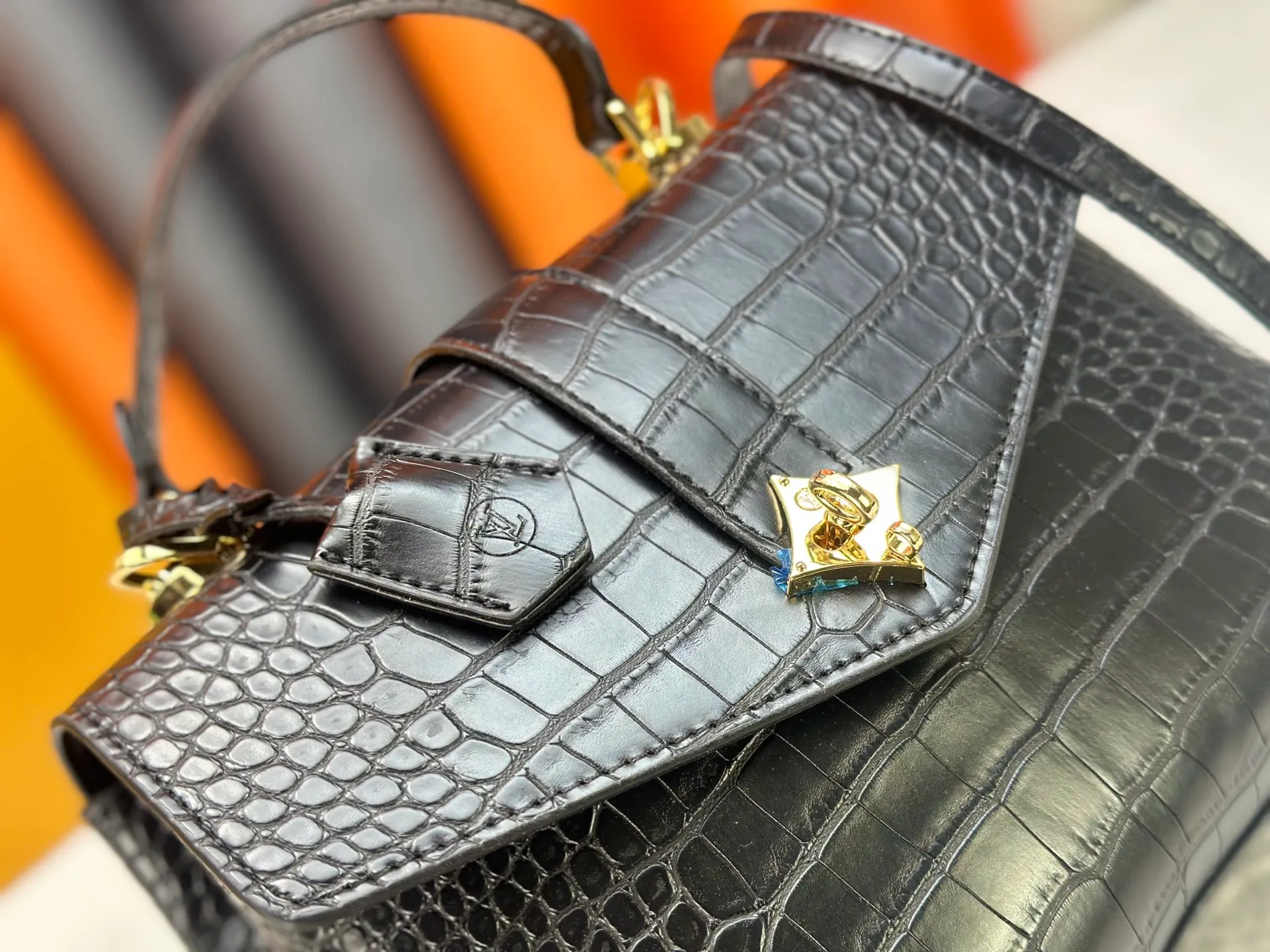P300 M80527 N82033.N98925 Crocodile black N98928.N80432 Crocodile pink N99017 Crocodile gray N84714 Himalayan N86012 black with crocodile Rose des Vents small handbag is made of smooth and grained calfskin to outline elegant lines, embellished with golden LV padlocks to shine. Clever use of the top handle and detachable and adjustable shoulder strap create an elegant elbow or practical cross-body style for everyday travel. Medium size Length 27 Width 11 Height 19