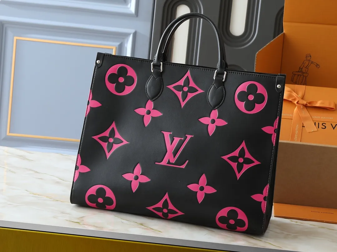 💰260💰Upgraded from the original M45945 M44925 M44571. This OnTheGo handbag is made of Monogram Empreinte leather embossed with large Monogram flowers and LV letters. It is equipped with a Toron handle and a long shoulder strap, providing a variety of comfortable carrying methods for business occasions, casual shopping or travel. Dimensions: 41.0 x 34.0 x 19.0 cm (length x height x width)