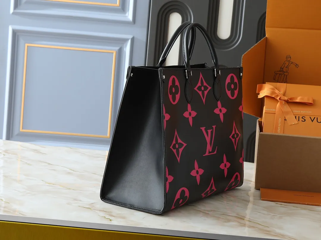 💰260💰Upgraded from the original M45945 M44925 M44571. This OnTheGo handbag is made of Monogram Empreinte leather embossed with large Monogram flowers and LV letters. It is equipped with a Toron handle and a long shoulder strap, providing a variety of comfortable carrying methods for business occasions, casual shopping or travel. Dimensions: 41.0 x 34.0 x 19.0 cm (length x height x width)