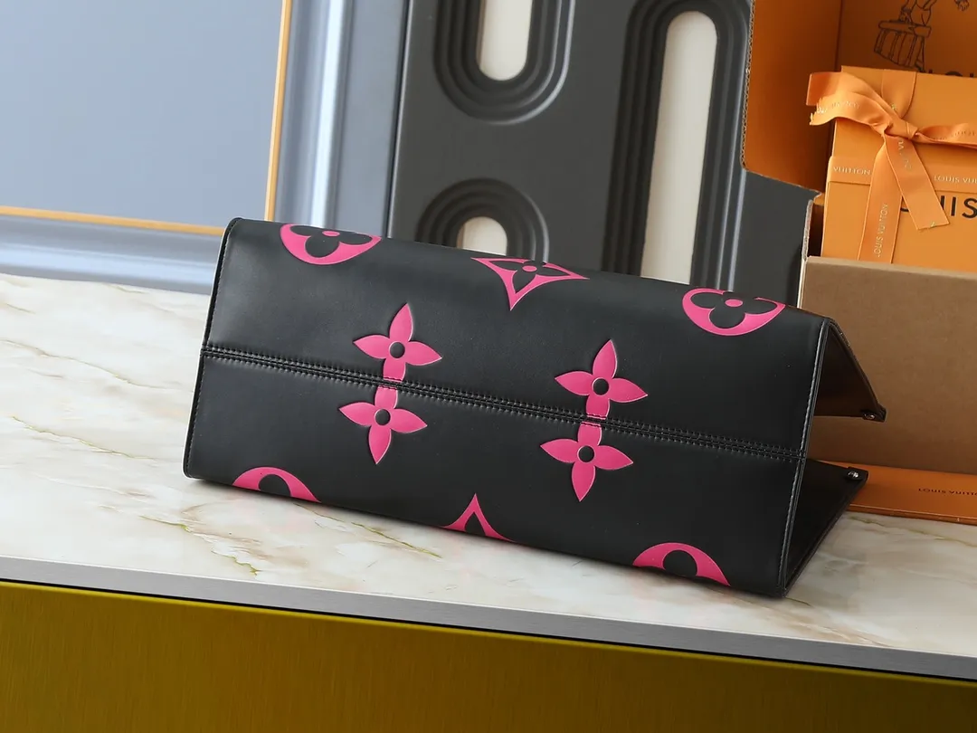 💰260💰Upgraded from the original M45945 M44925 M44571. This OnTheGo handbag is made of Monogram Empreinte leather embossed with large Monogram flowers and LV letters. It is equipped with a Toron handle and a long shoulder strap, providing a variety of comfortable carrying methods for business occasions, casual shopping or travel. Dimensions: 41.0 x 34.0 x 19.0 cm (length x height x width)