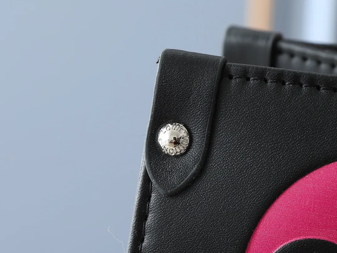 💰260💰Upgraded from the original M45945 M44925 M44571. This OnTheGo handbag is made of Monogram Empreinte leather embossed with large Monogram flowers and LV letters. It is equipped with a Toron handle and a long shoulder strap, providing a variety of comfortable carrying methods for business occasions, casual shopping or travel. Dimensions: 41.0 x 34.0 x 19.0 cm (length x height x width)