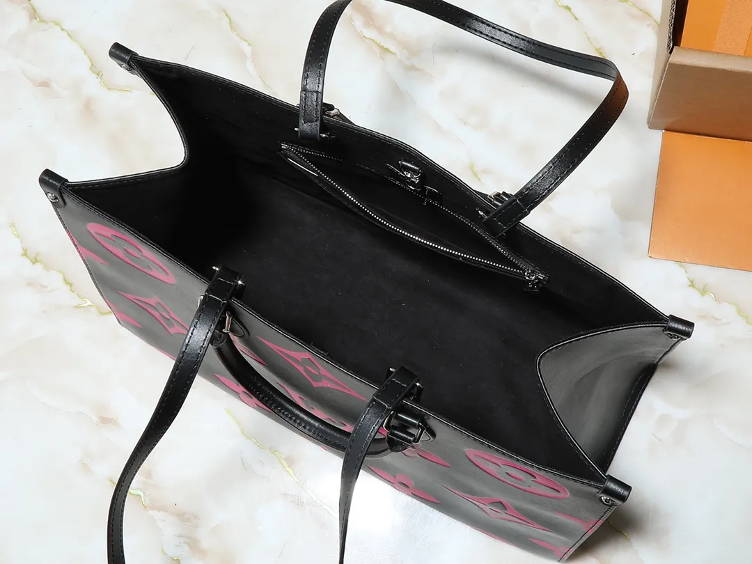 💰260💰Upgraded from the original M45945 M44925 M44571. This OnTheGo handbag is made of Monogram Empreinte leather embossed with large Monogram flowers and LV letters. It is equipped with a Toron handle and a long shoulder strap, providing a variety of comfortable carrying methods for business occasions, casual shopping or travel. Dimensions: 41.0 x 34.0 x 19.0 cm (length x height x width)