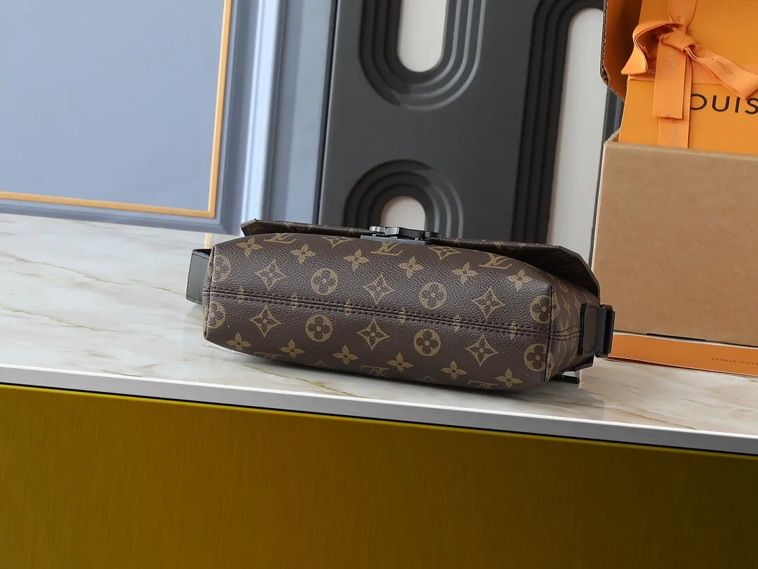💰260💰Upgraded from the original M46794 M23741. This S-Cape messenger bag is made of Monogram black Taurillon leather. The novel opening and closing design traces back to the S-lock created by Georges Vuitton in 1886. The wide, adjustable jacquard strap woven with the Louis Vuitton logo allows for shoulder or cross-body wear. Dimensions: 28 x 16 x 10 cm (length x height x width)
